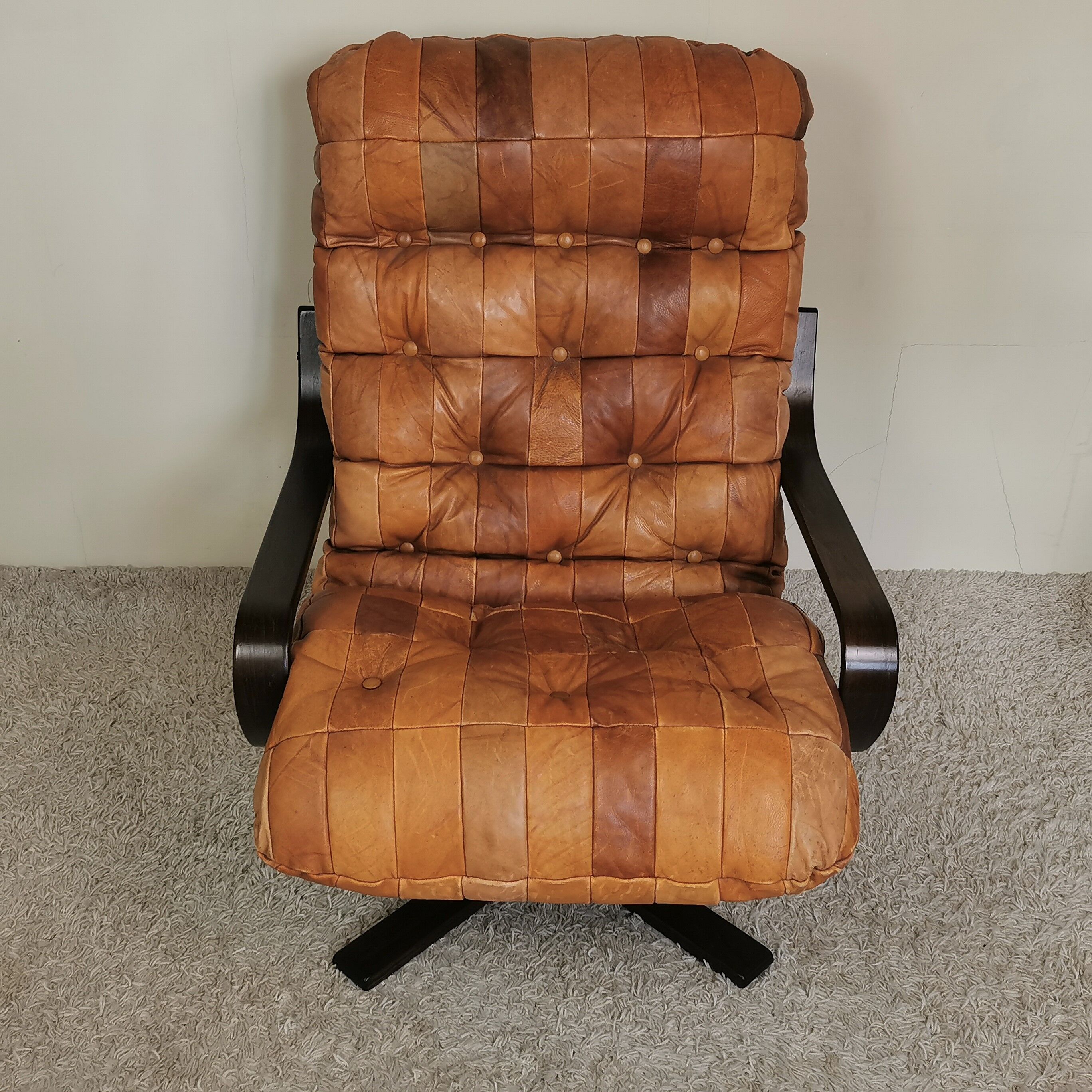 Fauteuil pivotant cuir scandinave