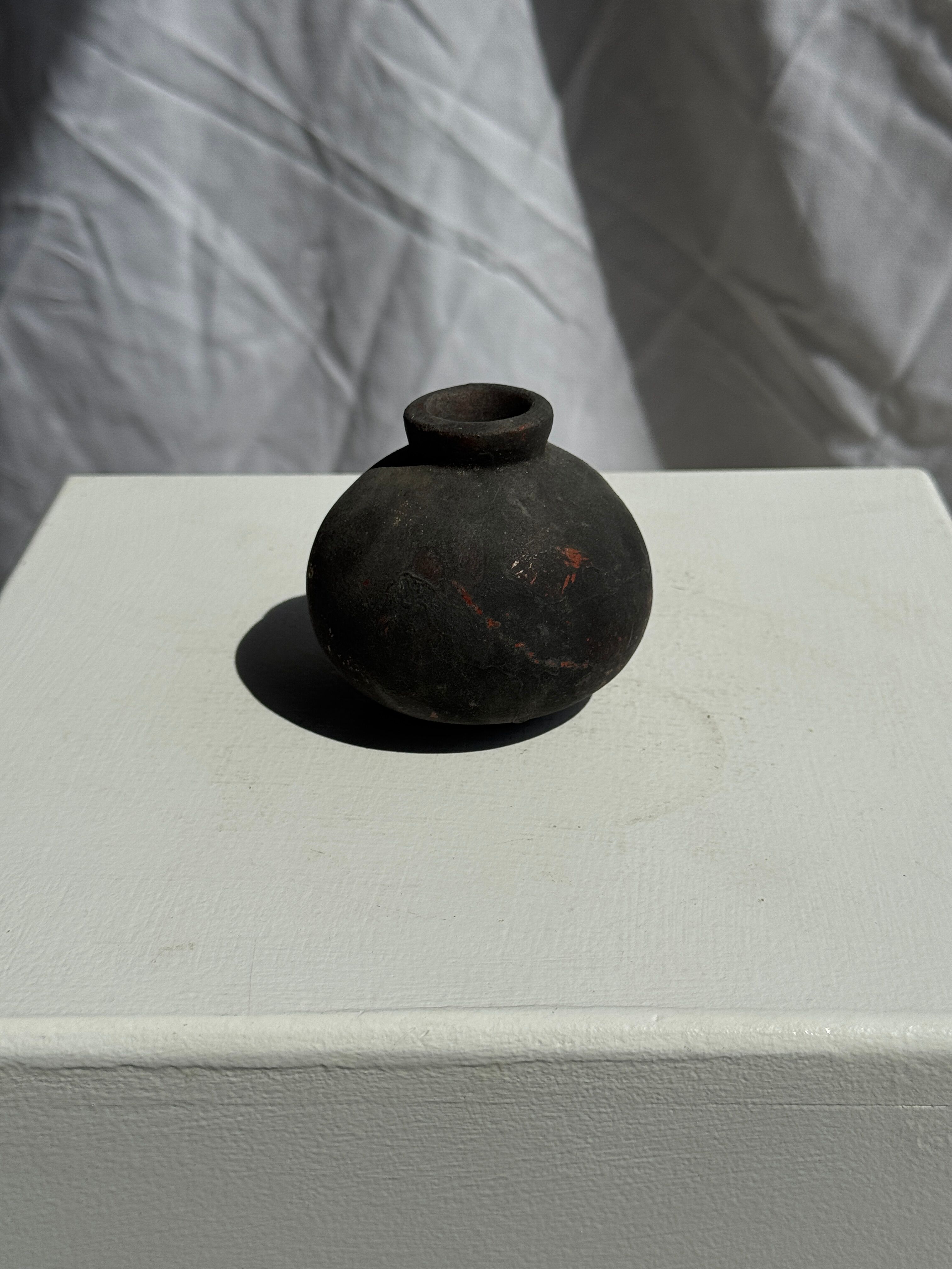 Minuscule black round pot in Indonesian terracotta H7 D7