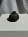 Miniscule pot boule noir en terracotta indonésien H7 D7