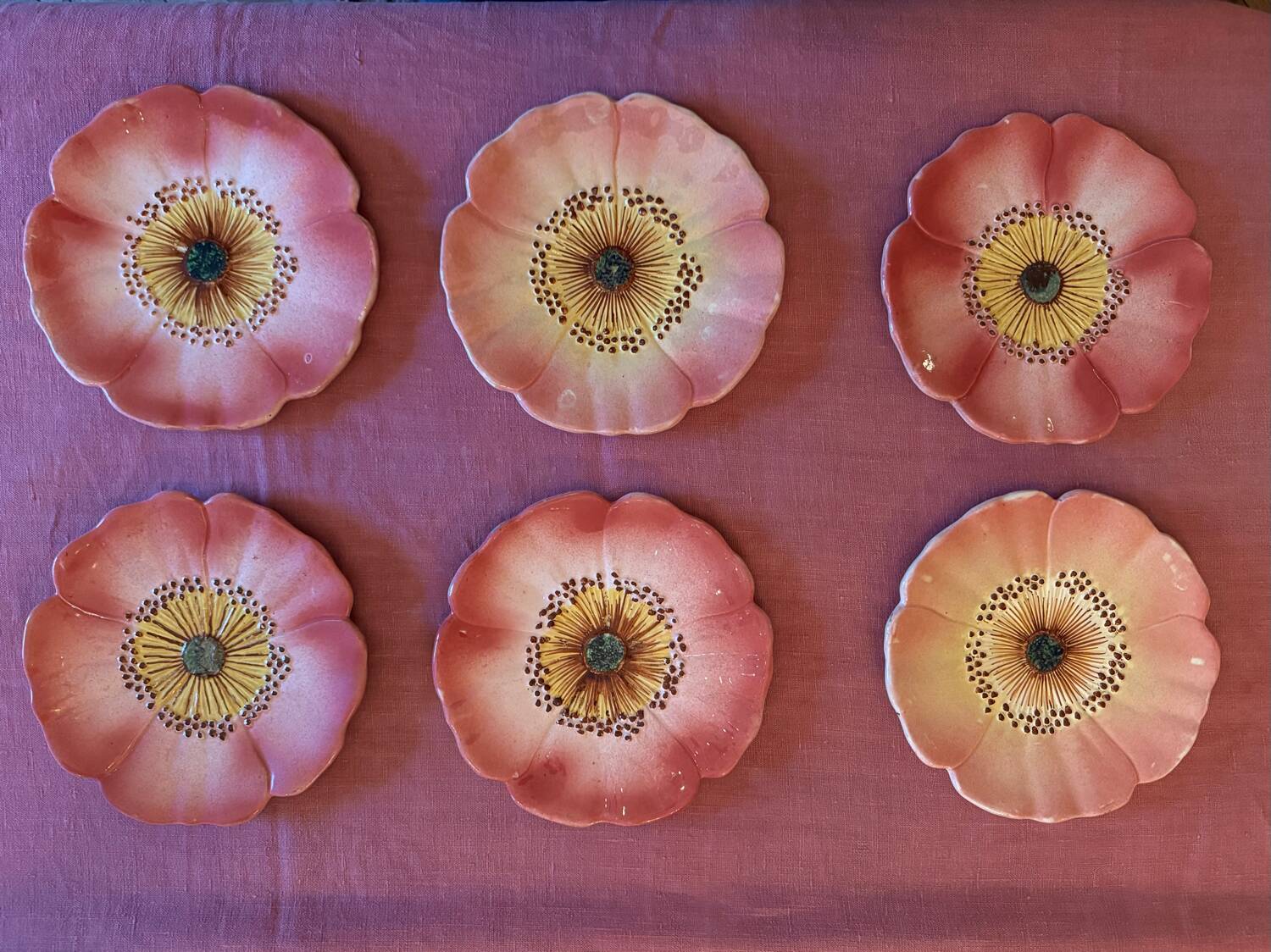 Service 6 assiettes barbotine fleurs d’églantine Delphine Massier Vallauris