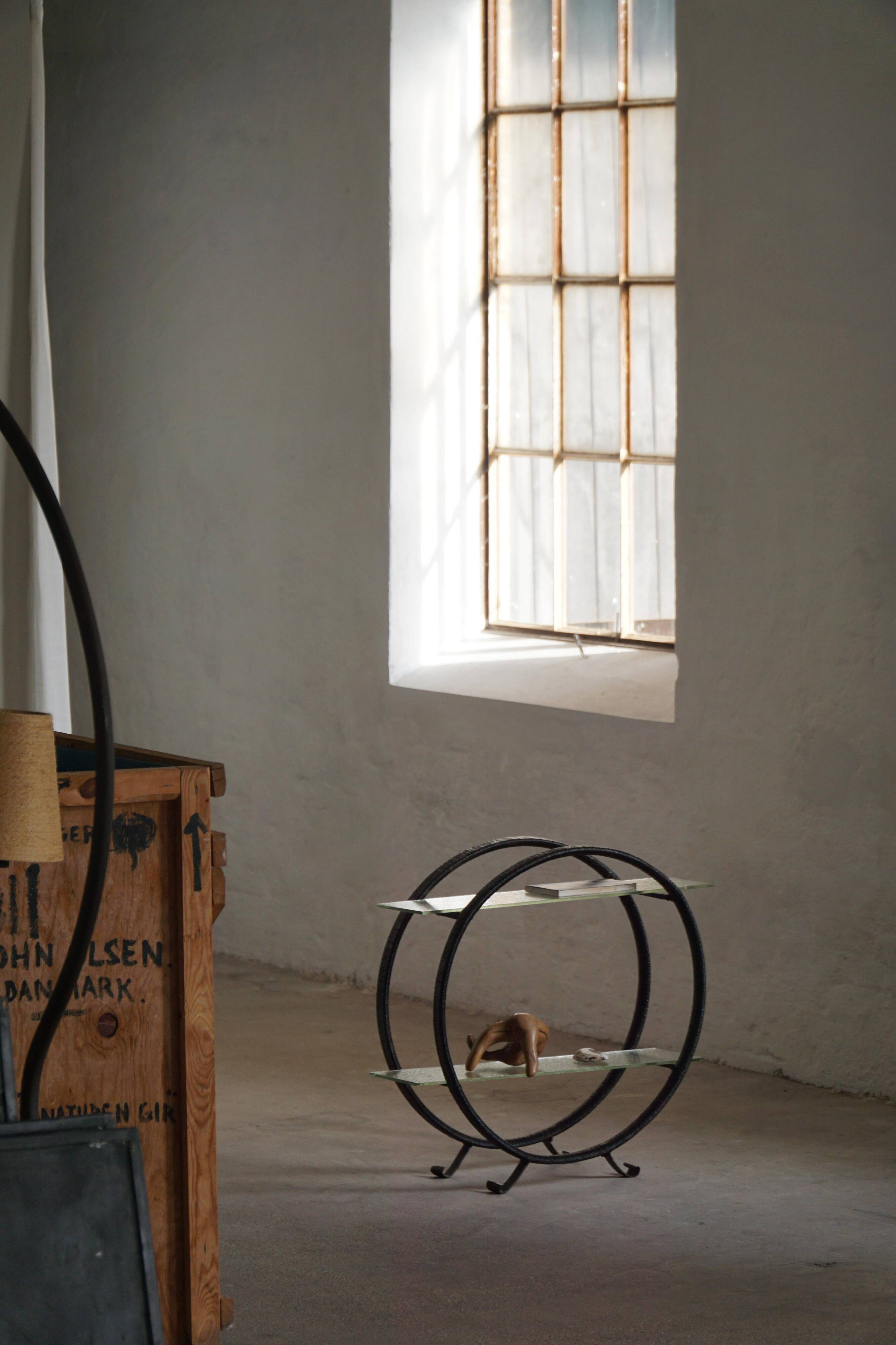 Decorative shelf unit, round metal frames with curved legs and glass shelves, 1960.