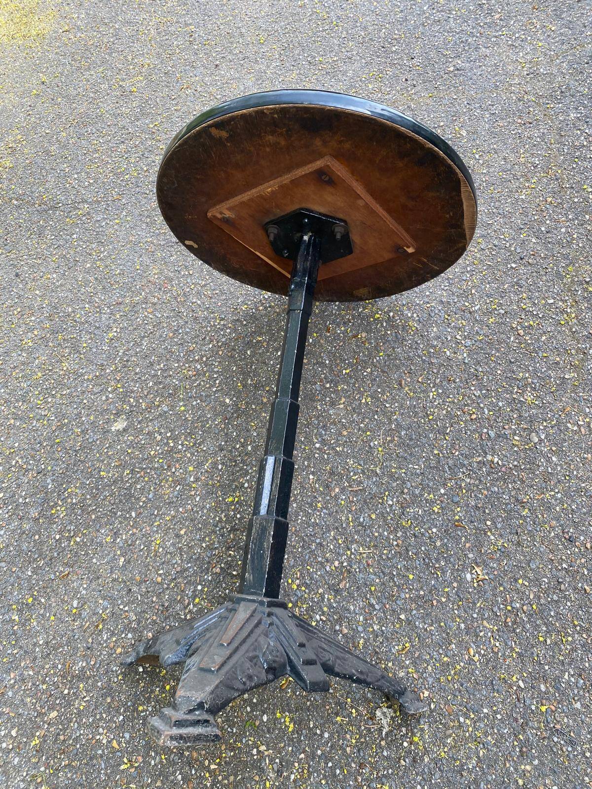 Round bistro table in cast iron and Bakelite, Louis Vuitton style, 1930s.