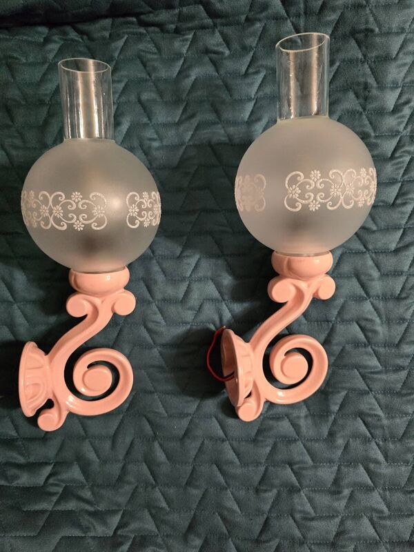 Appliques originales en fonte émaillée rose et globes en verre dépoli