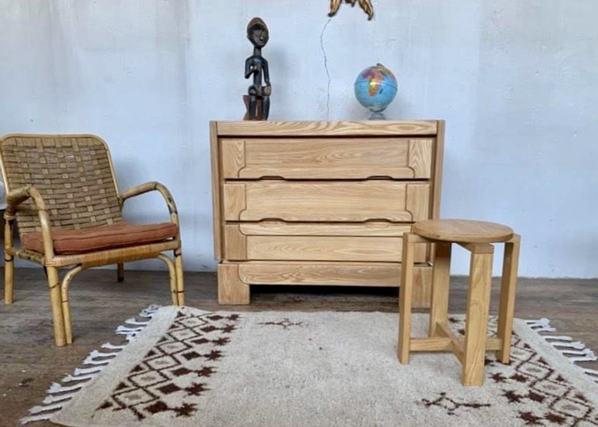 Commode vintage moderniste en orme massif 3 tiroirs