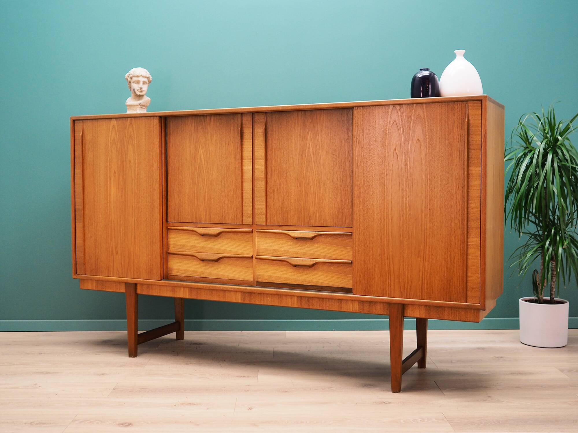 Buffet haut en teck, design danois, années 1960, production : Danemark