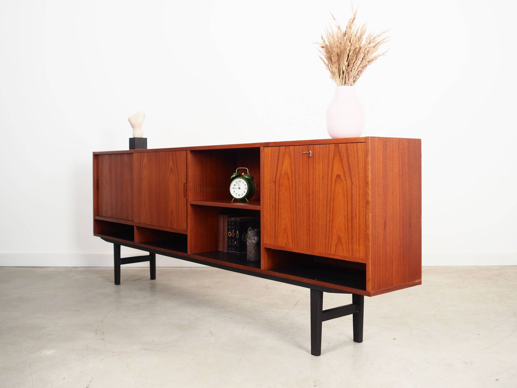 Buffet en teck, design danois, années 1970, production : Danemark