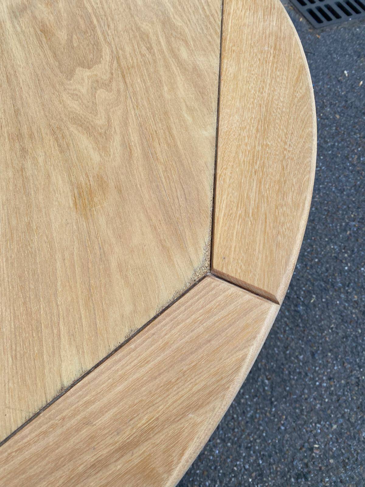 Table à manger scandinave ronde extensible décapée en chêne brut 1970