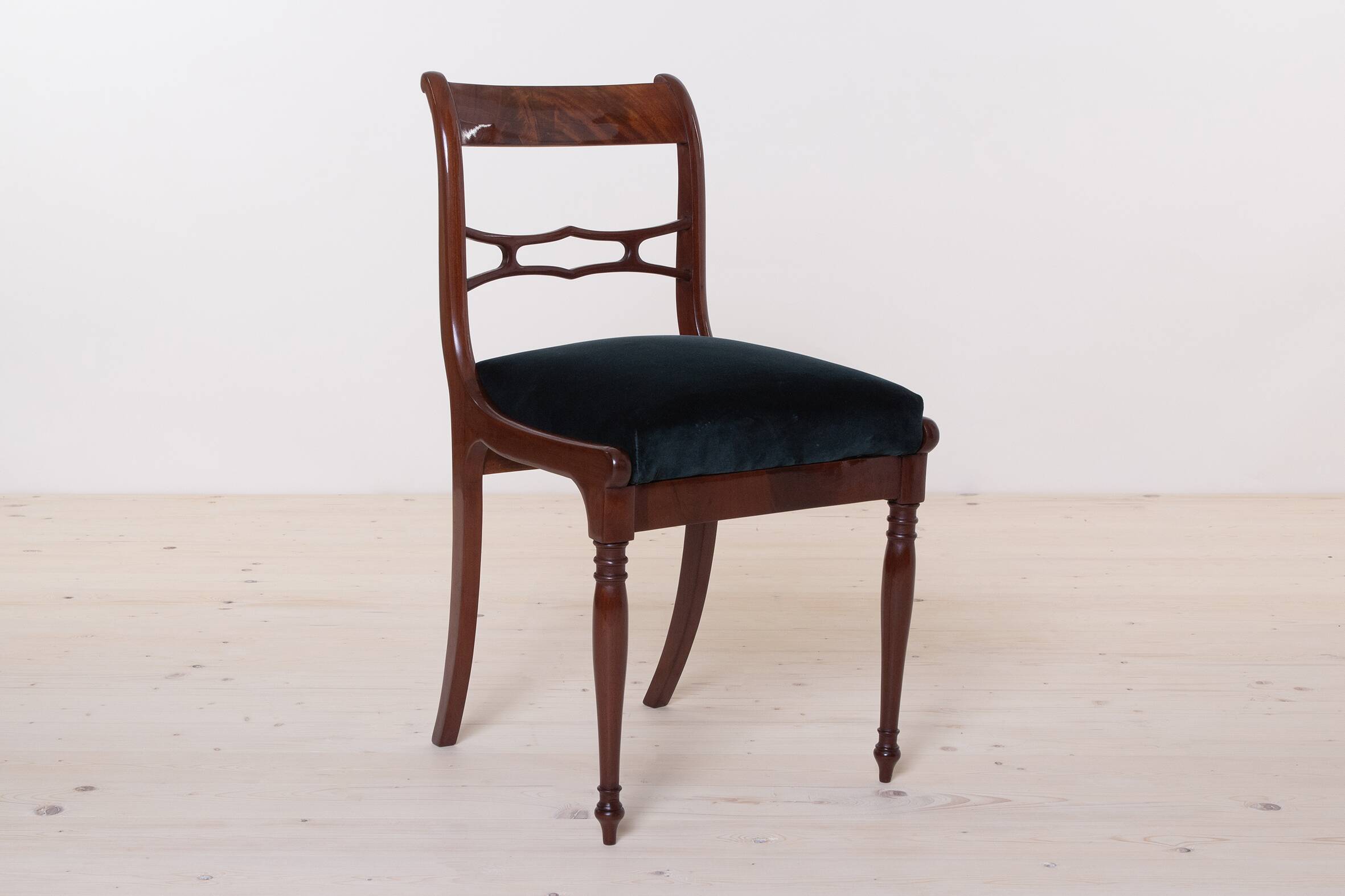 Biedermeier dining set, round table and four chairs, 19th century
