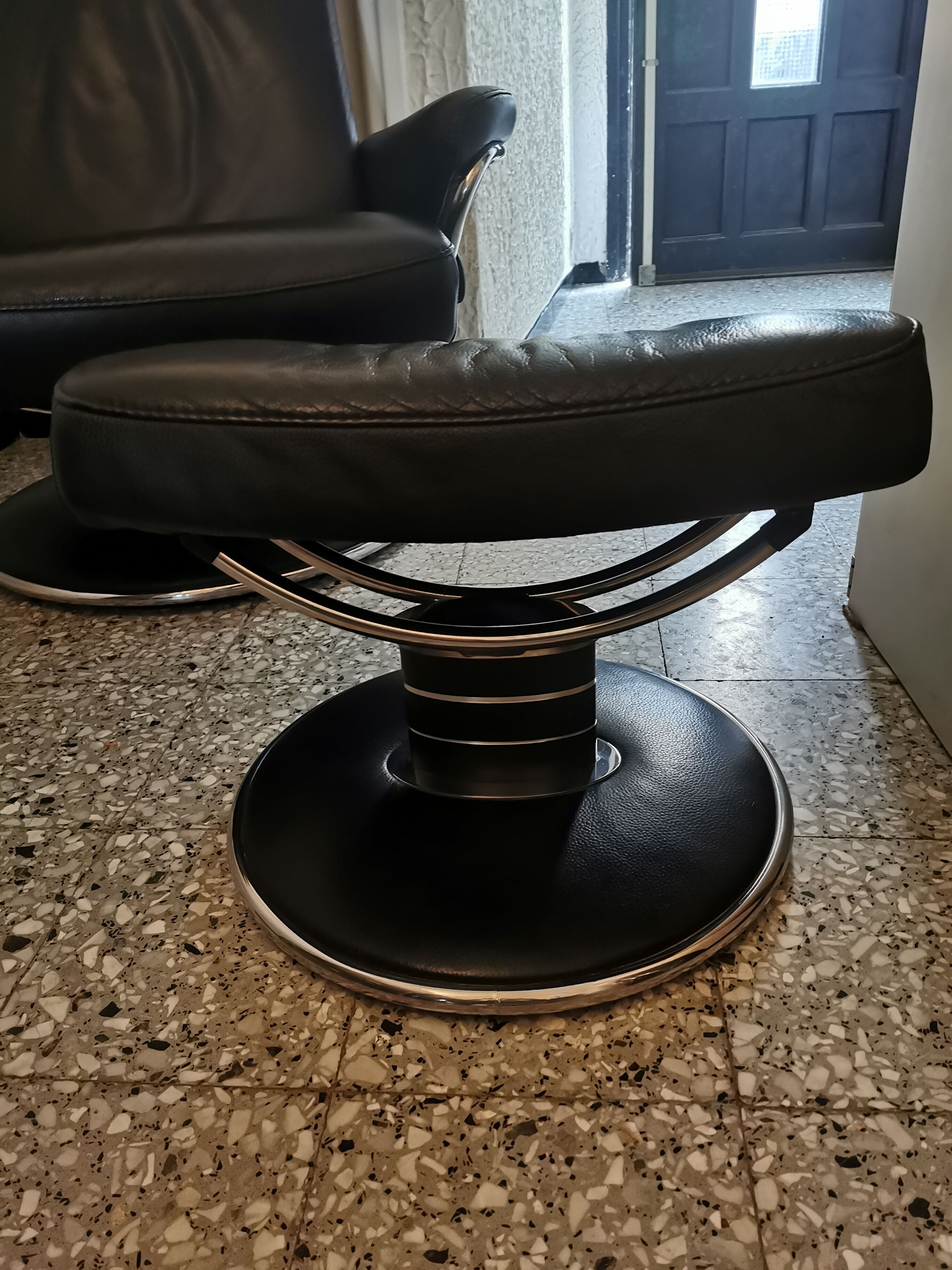 Stressless chair ekorness jazz grained leather and his foot rests