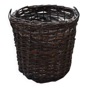 Panier vintage hongrois en osier marron tressé, bord renforcé et poignées métal, années 1940