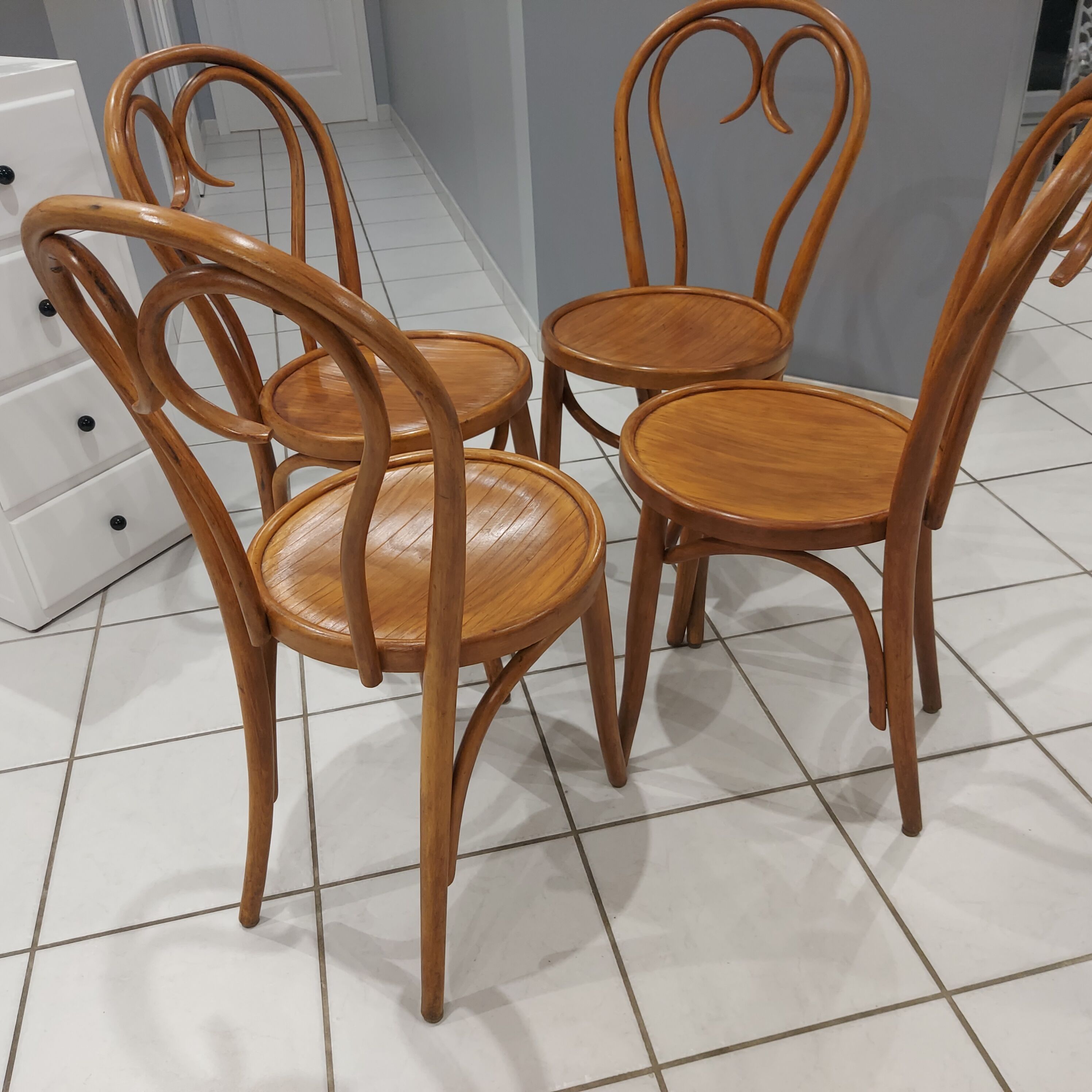 Suite de 4 chaises de bistrot bois courbé