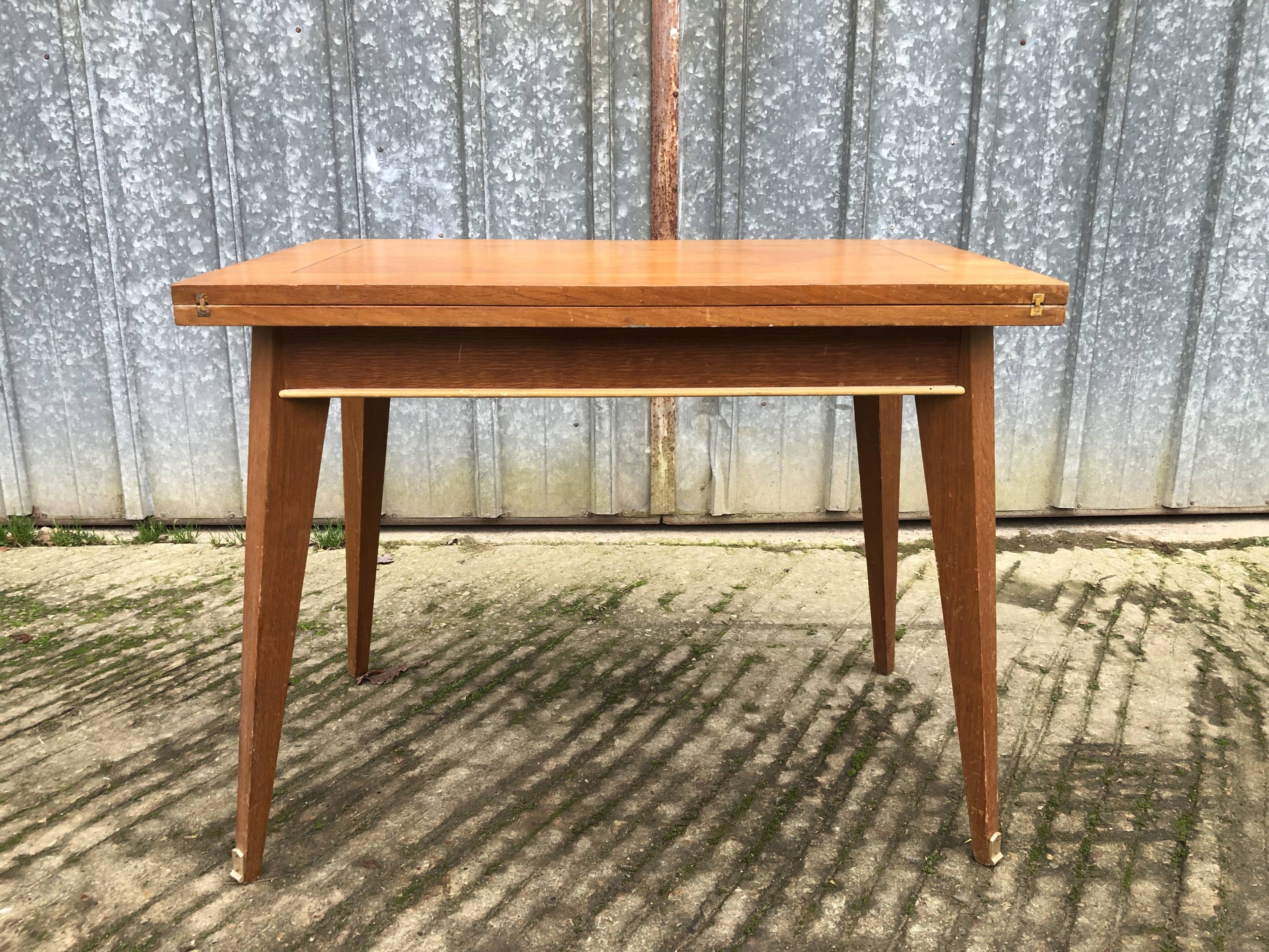 Table vintage portefeuille en chêne aux pieds compas.