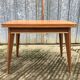 Table vintage portefeuille en chêne aux pieds compas.