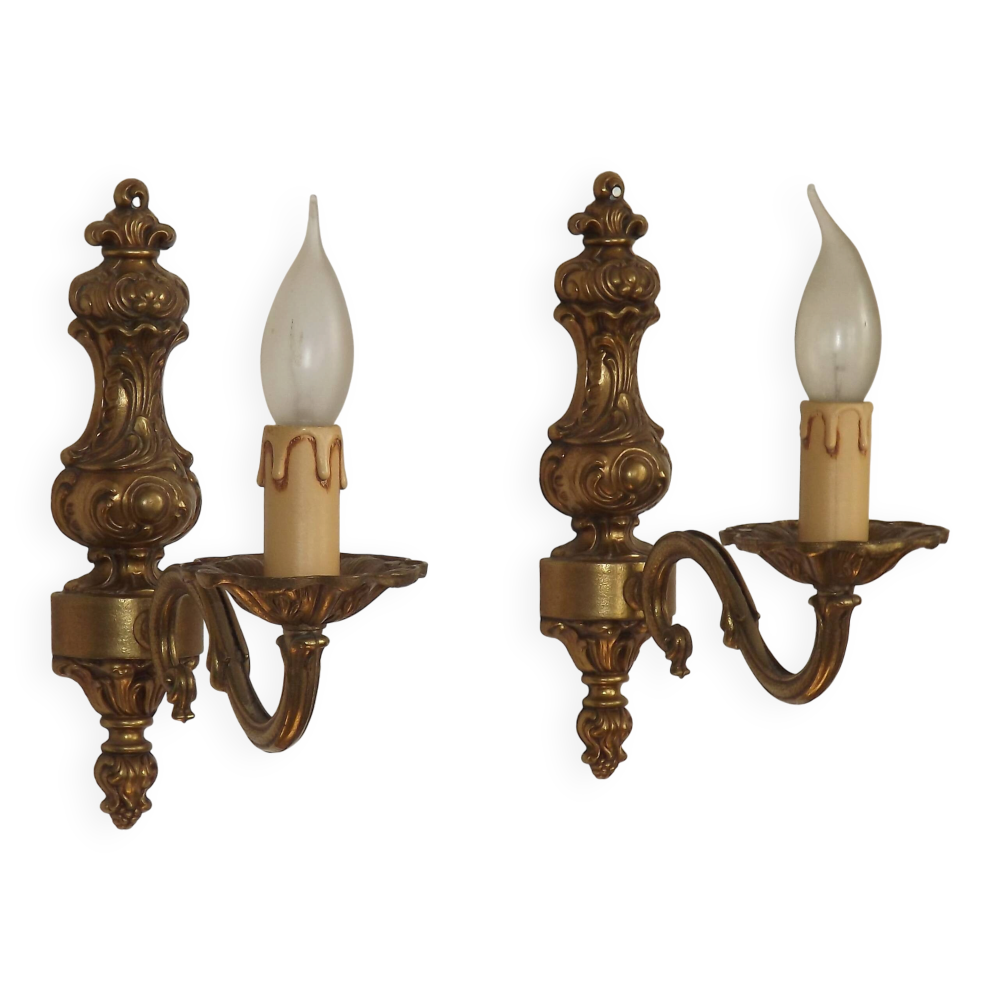 Pair Of Elegant Vintage French Traditional Style Bronze Single Wall Lights