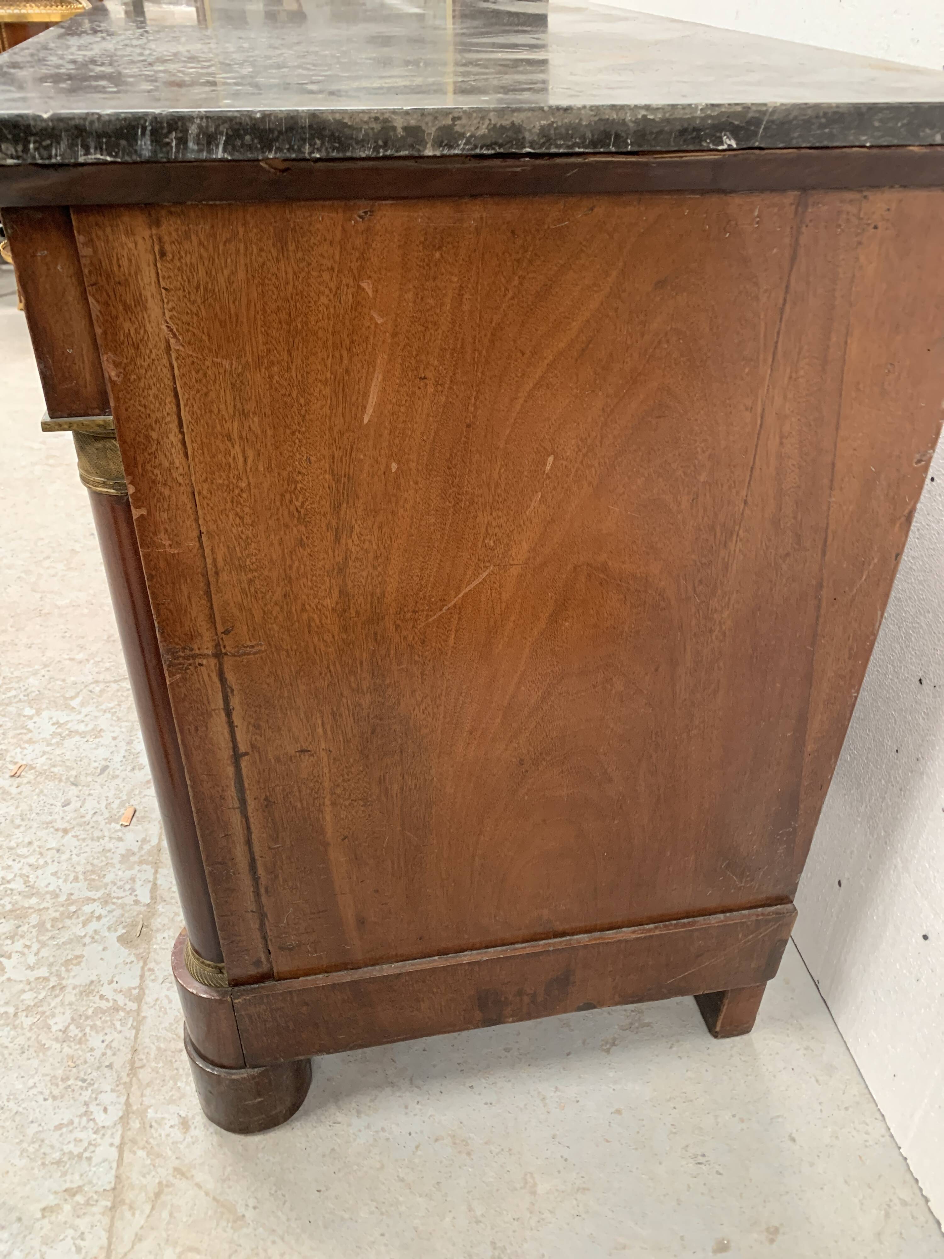 Commode Empire en acajou a demi colonnes XIX siècle