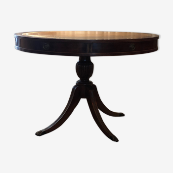 Extendable round dining table with extension cords