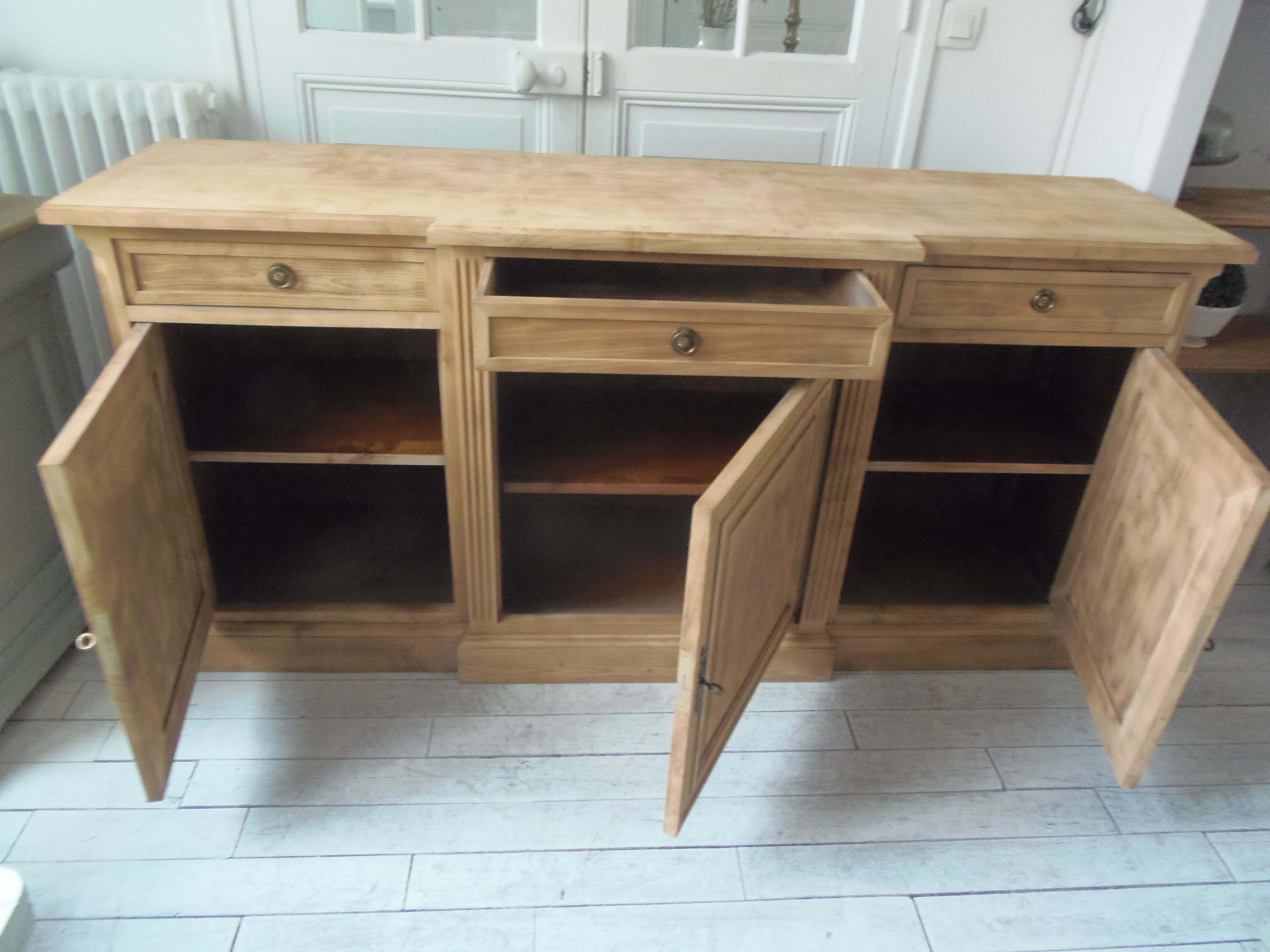 Buffet 3 doors of beautiful Louis XVI style in raw wood