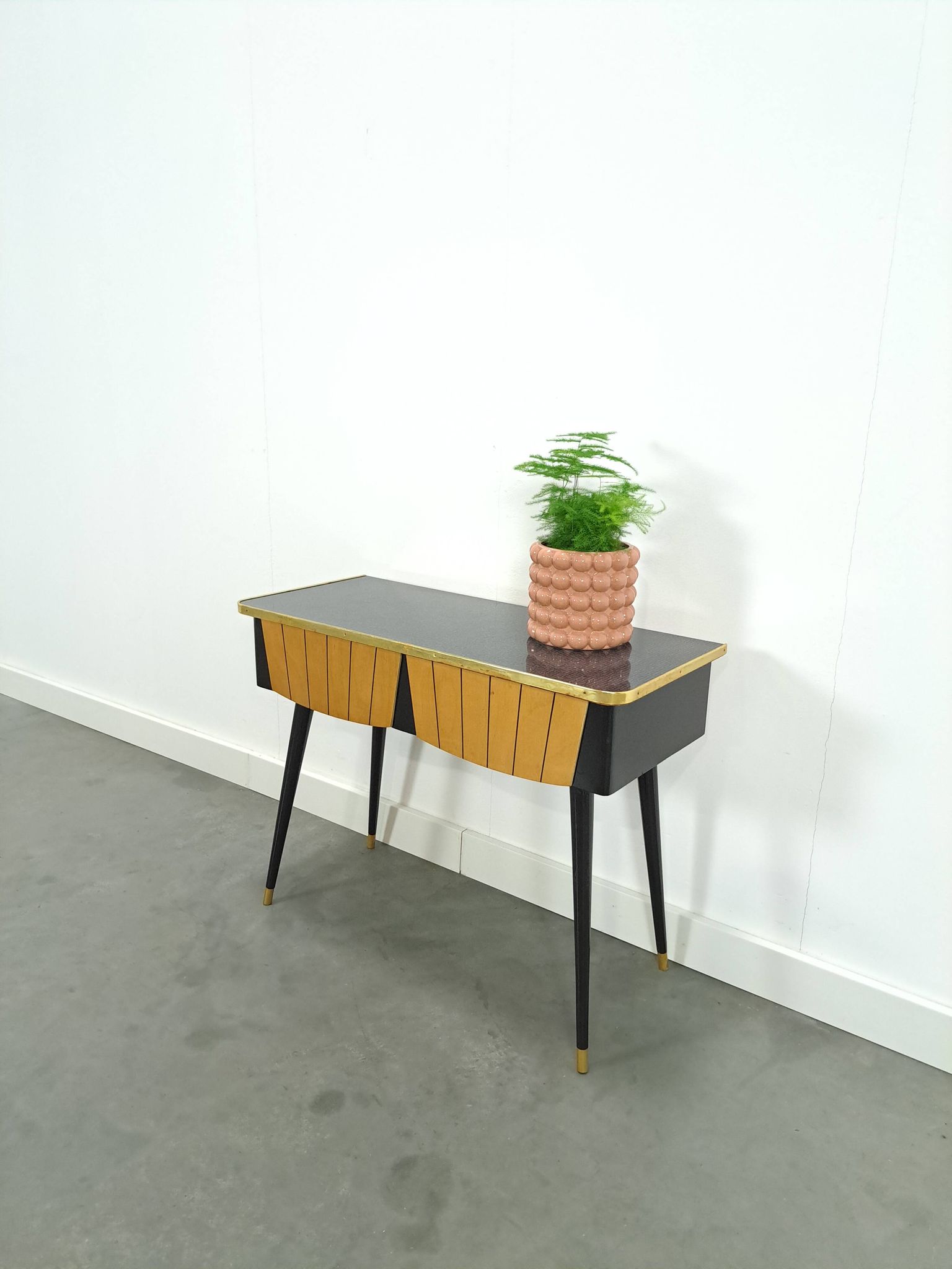 Kastje met formica blad, houten lades en goudkleurige details