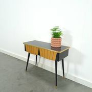Kastje met formica blad, houten lades en goudkleurige details