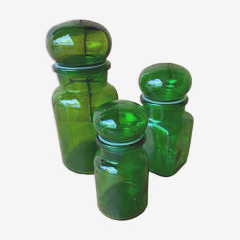 Set de 3 pots d'apothicaire en verre vert.