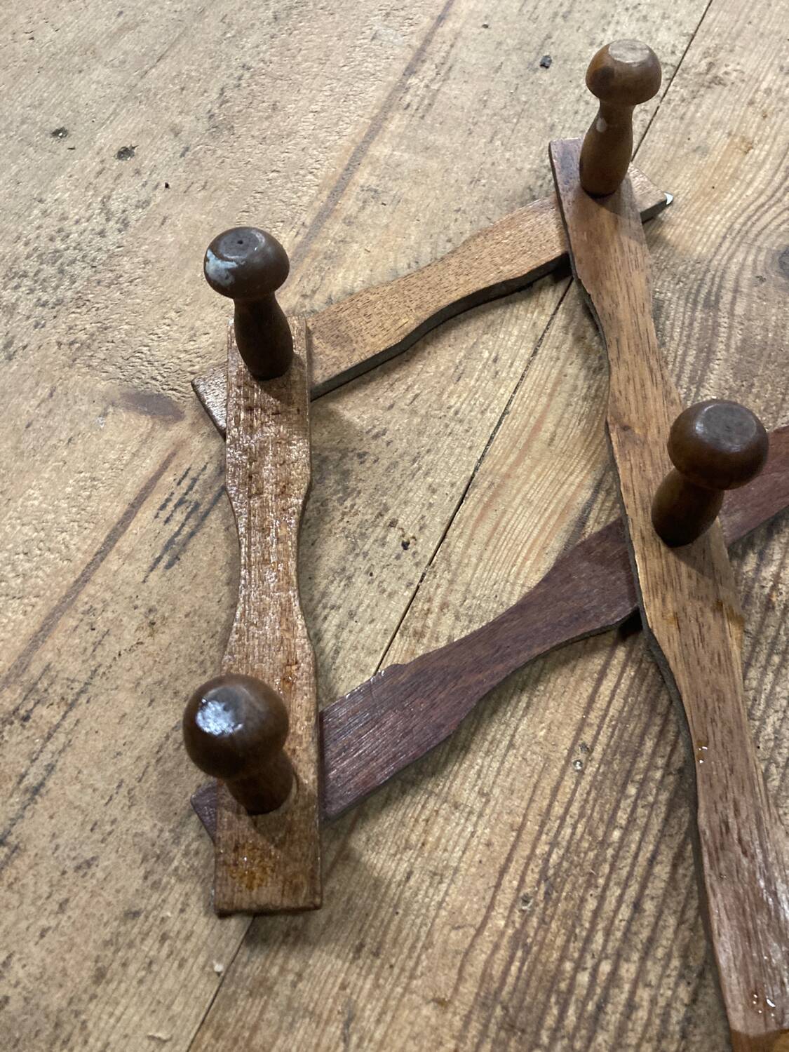 Extendable wooden wall-mounted coat rack