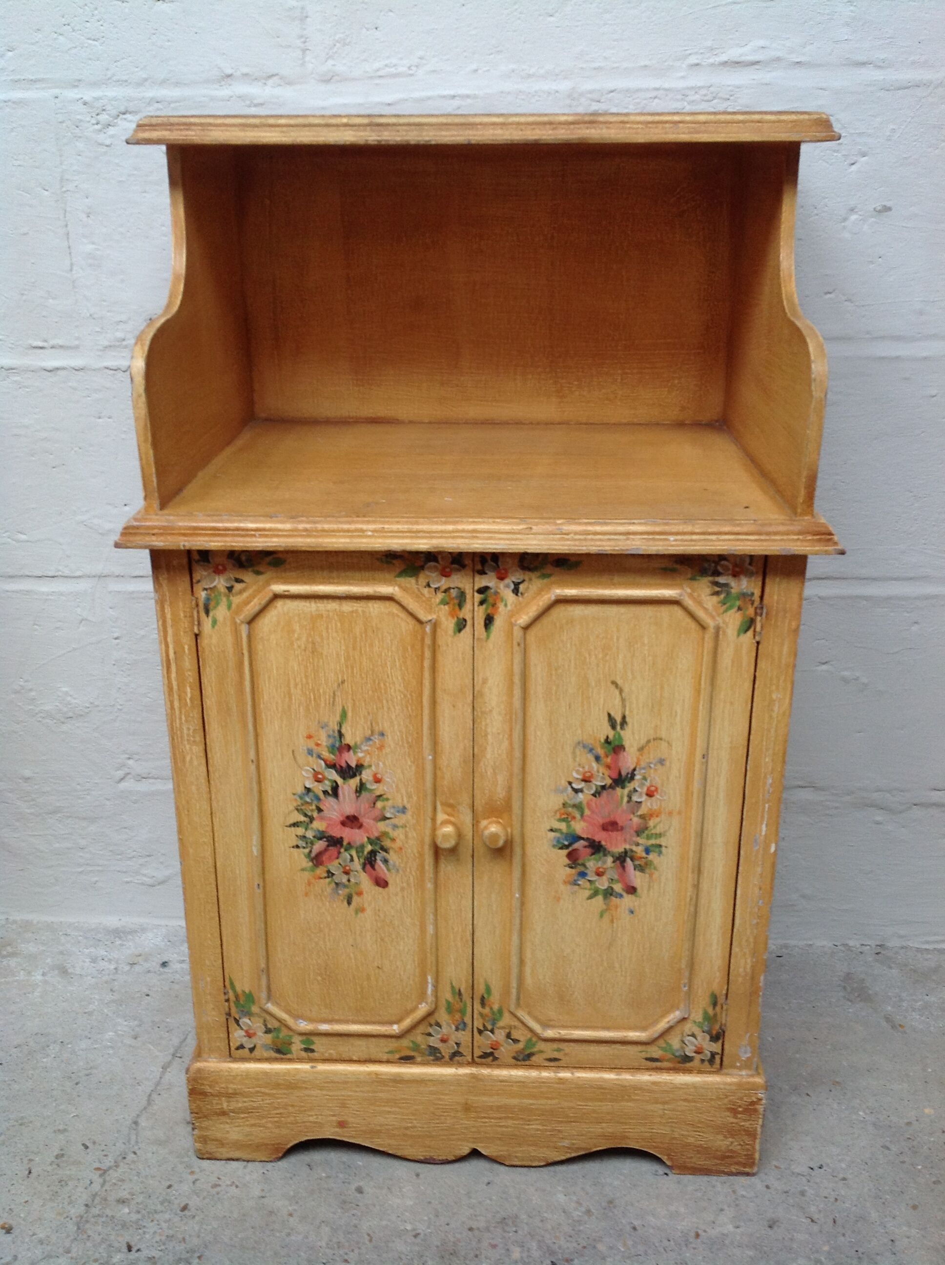 Paire de meubles vintage en bois décor floral