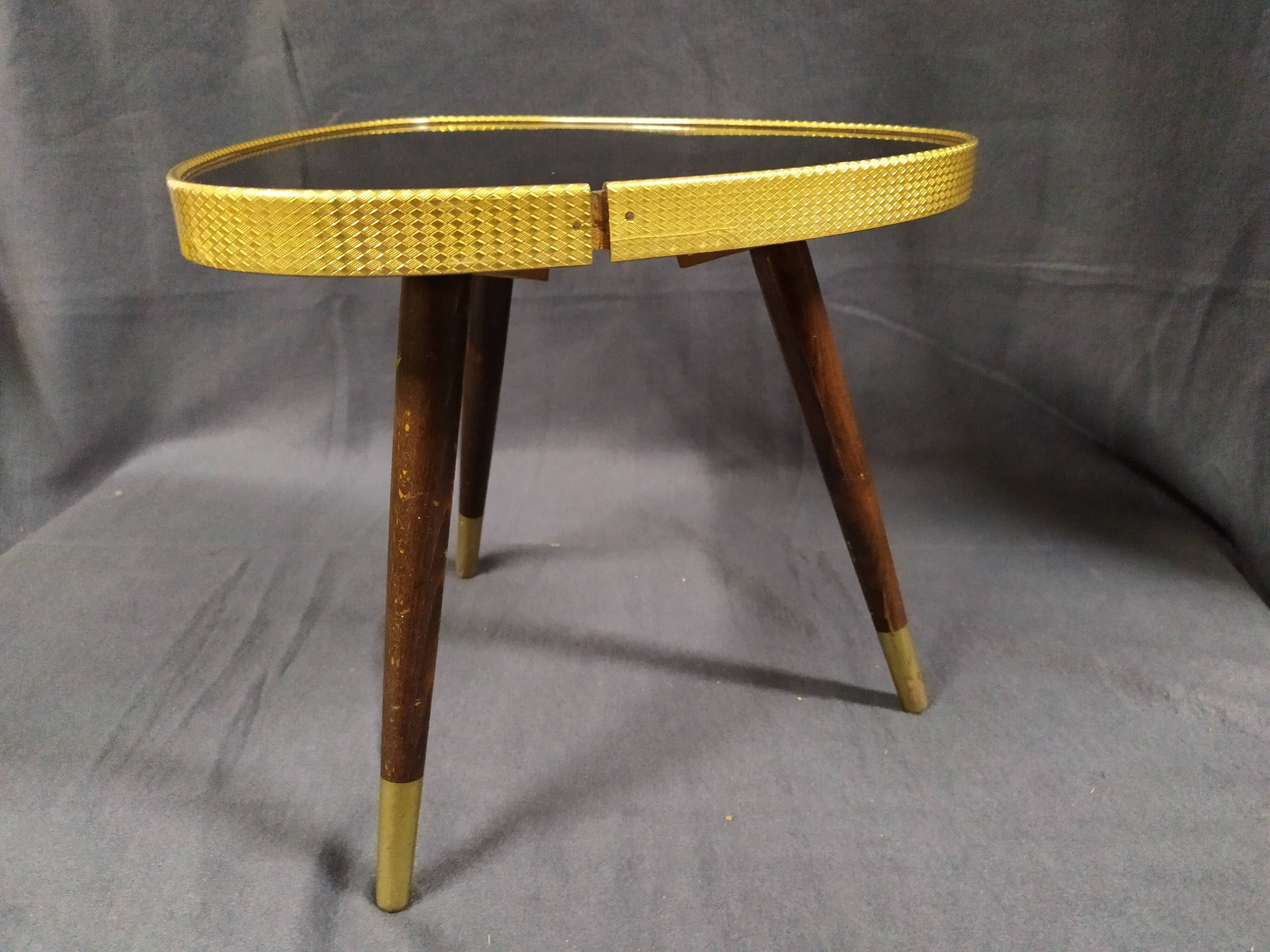 Tripode en formica repose plante