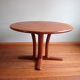 Table à manger massive en teck par Dyrlund, années 1970.