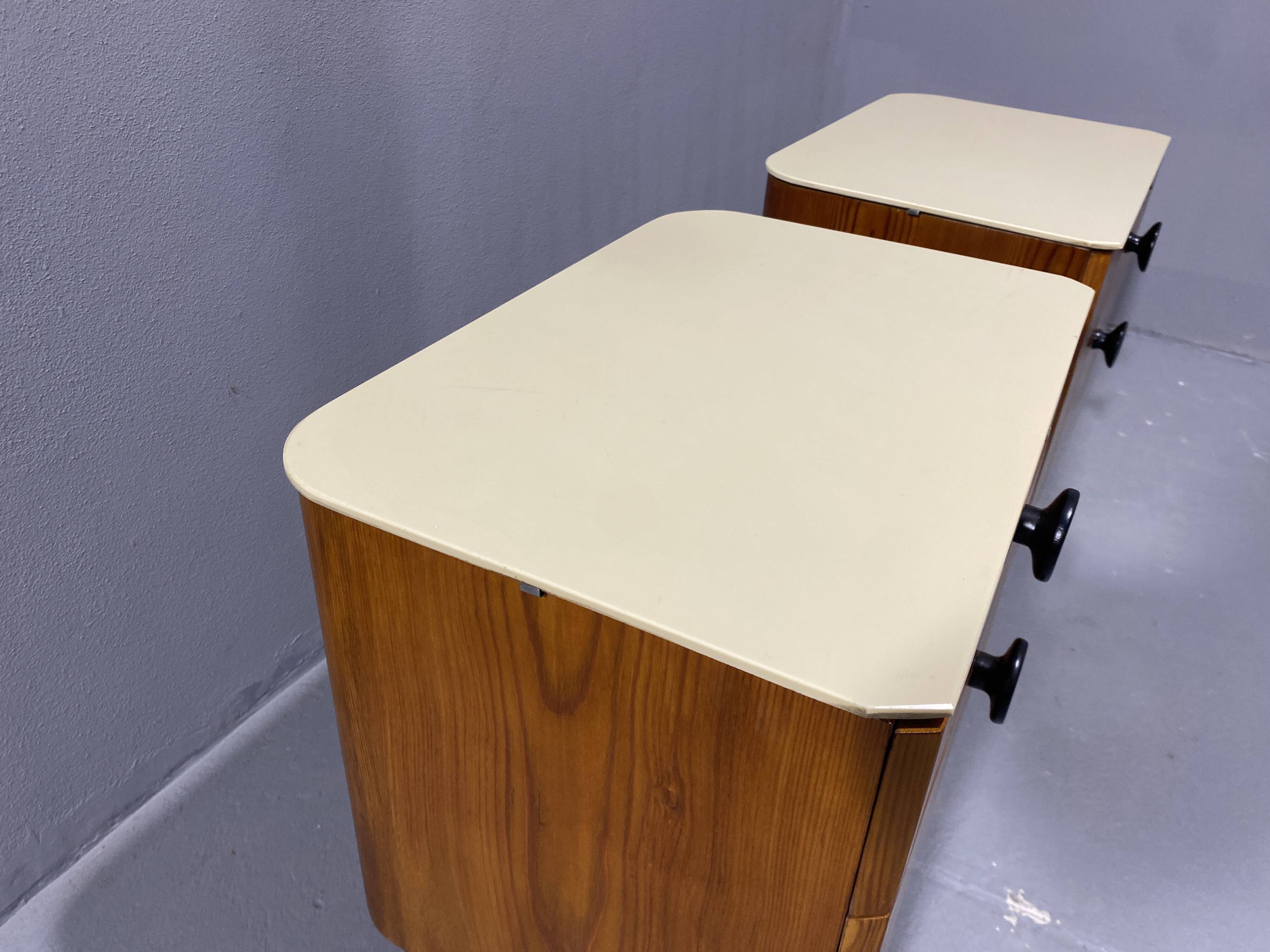 Tables de nuit entièrement restaurées par Jindřich Halabala pour ÚP Závody, années 1950, Tchécoslovaquie