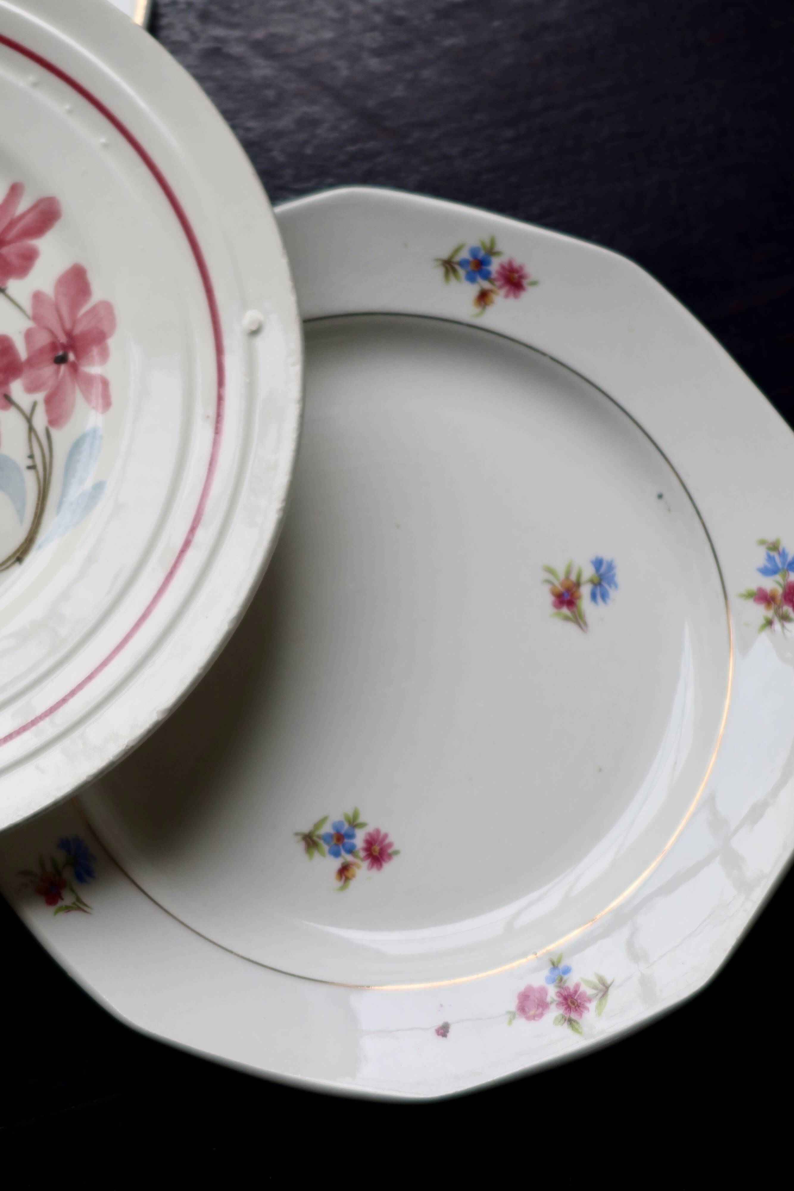 4 assiettes à dessert vintage fleuries dépareillées en faïence