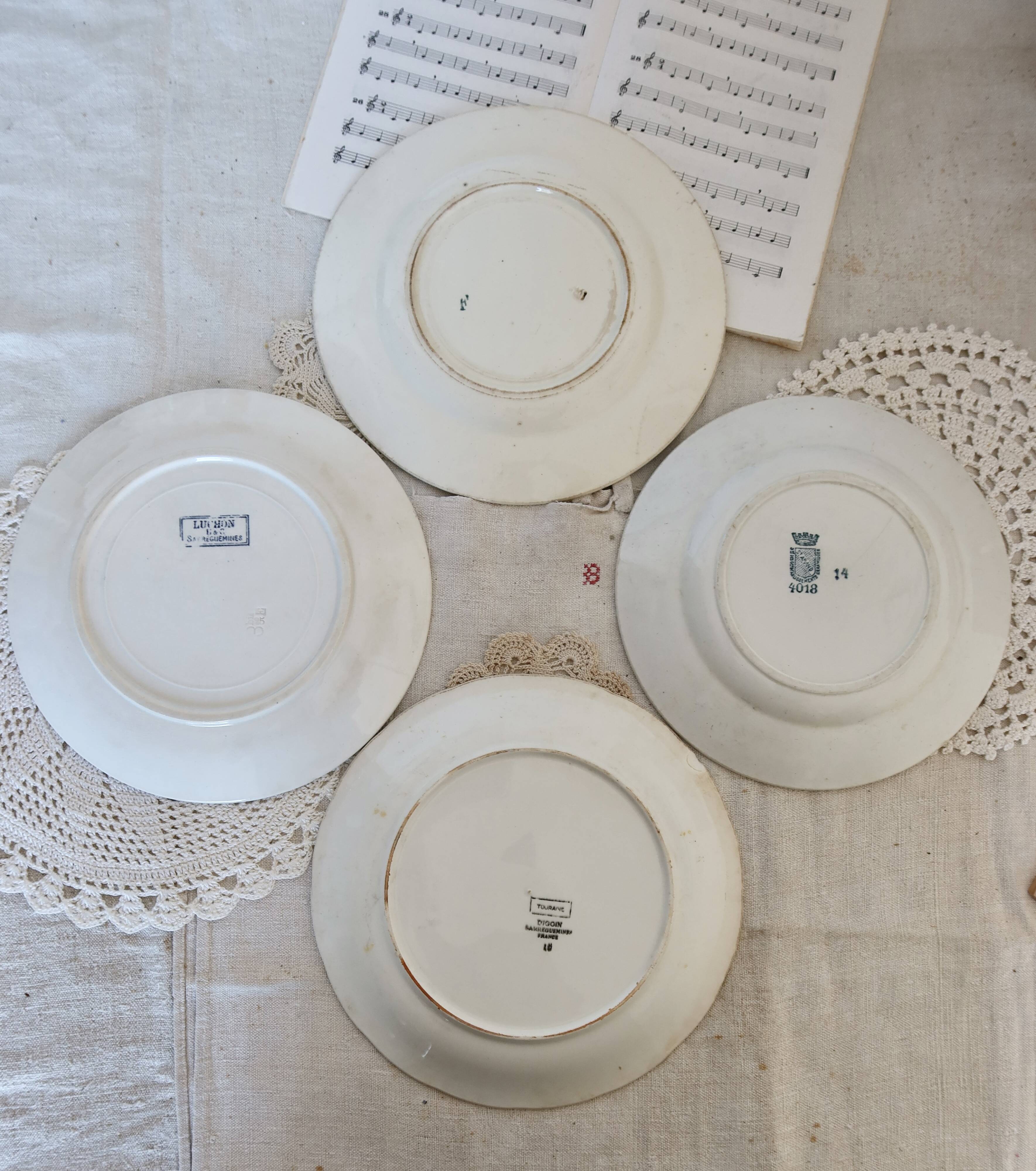 4 assiettes plates anciennes terre de fer faience bleue dépareillées