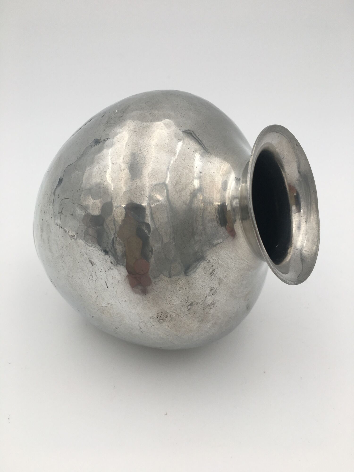 Vase ball in shiny hammered pewter, art deco, signed Chanal - 1910's