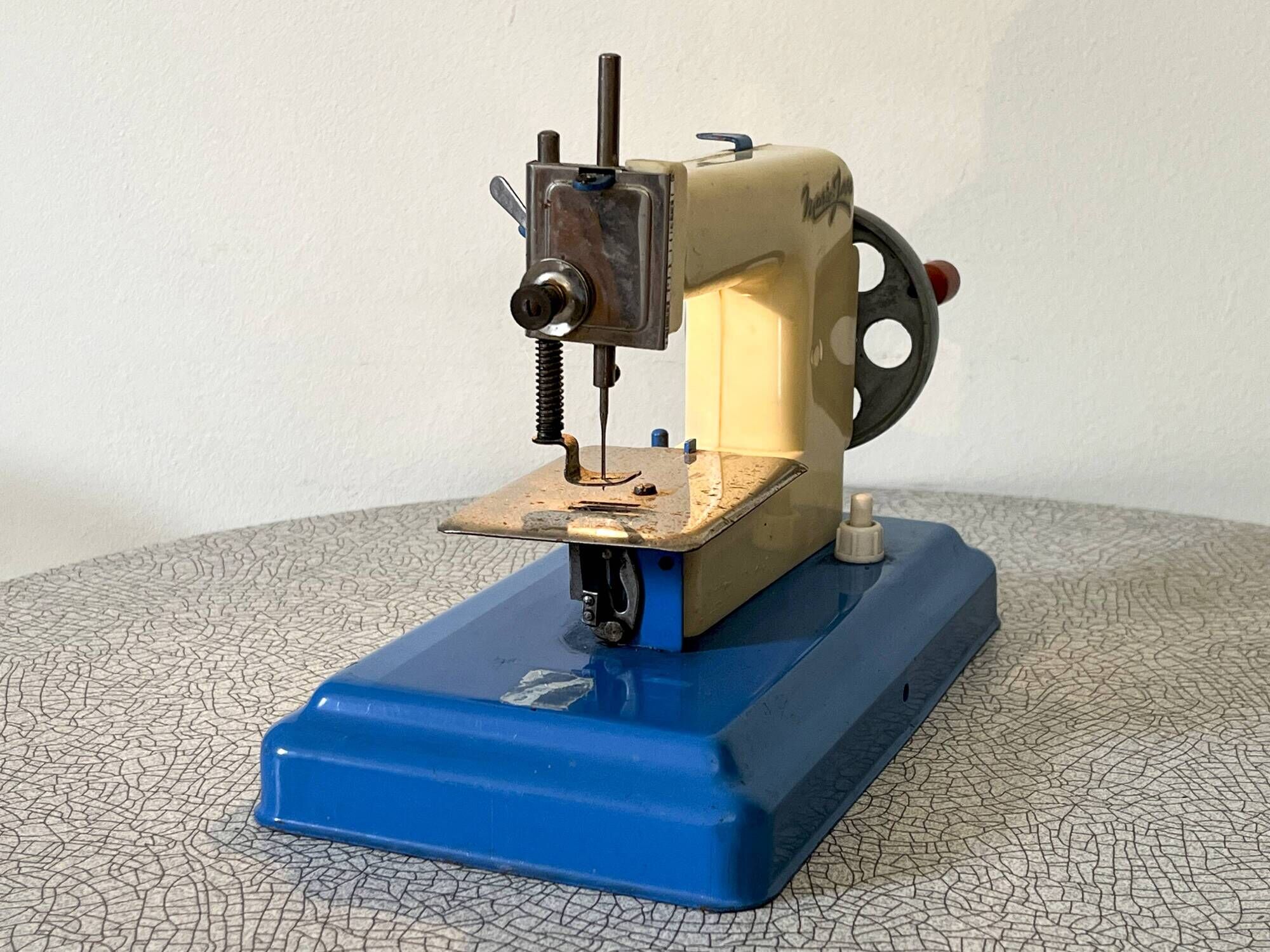 "Marie-José" sewing machine in metal and plastic, children's toy from the 1950s