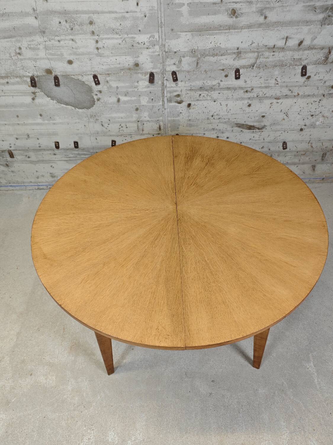 Extendable round table