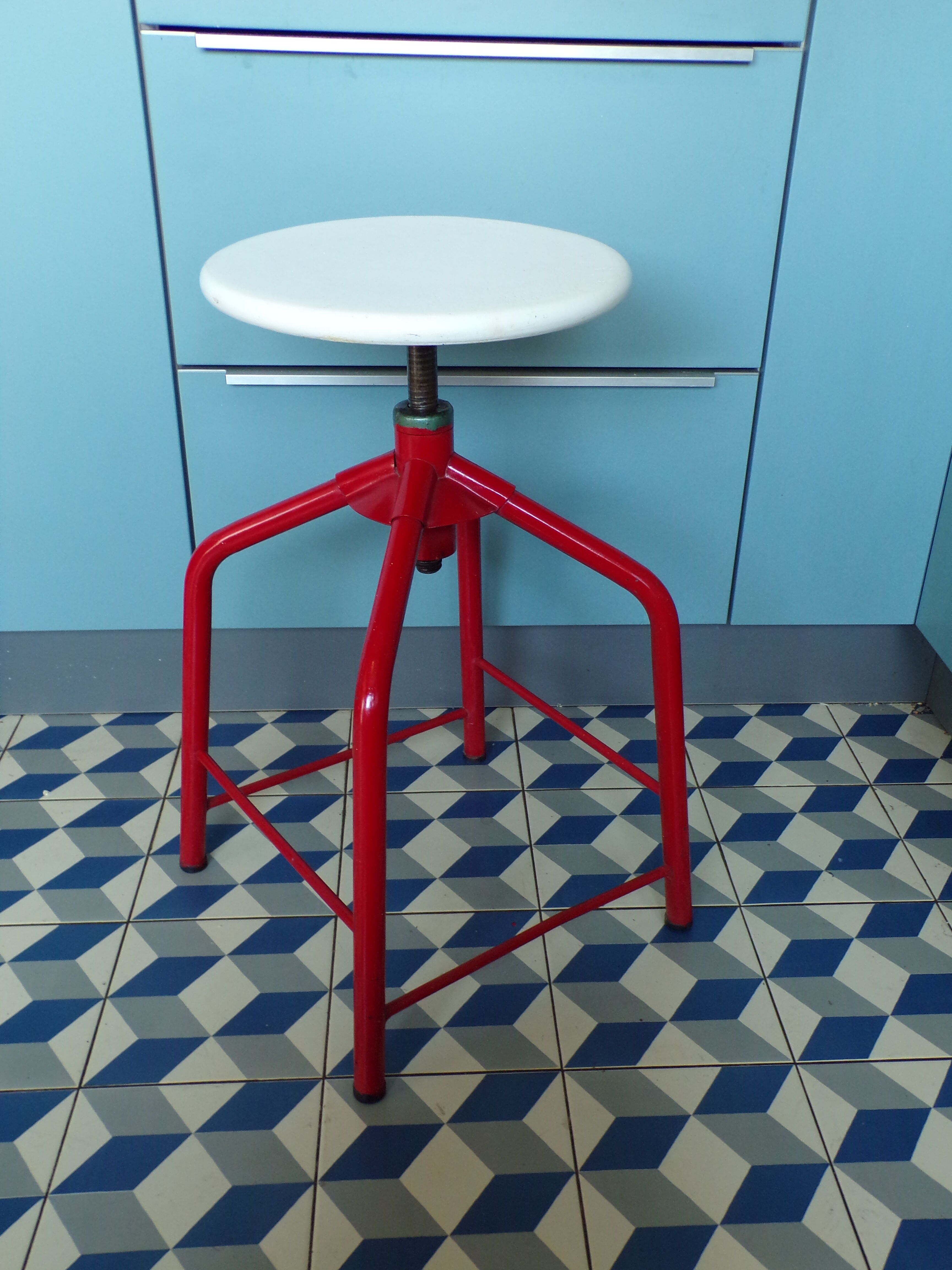 Screw workshop stool