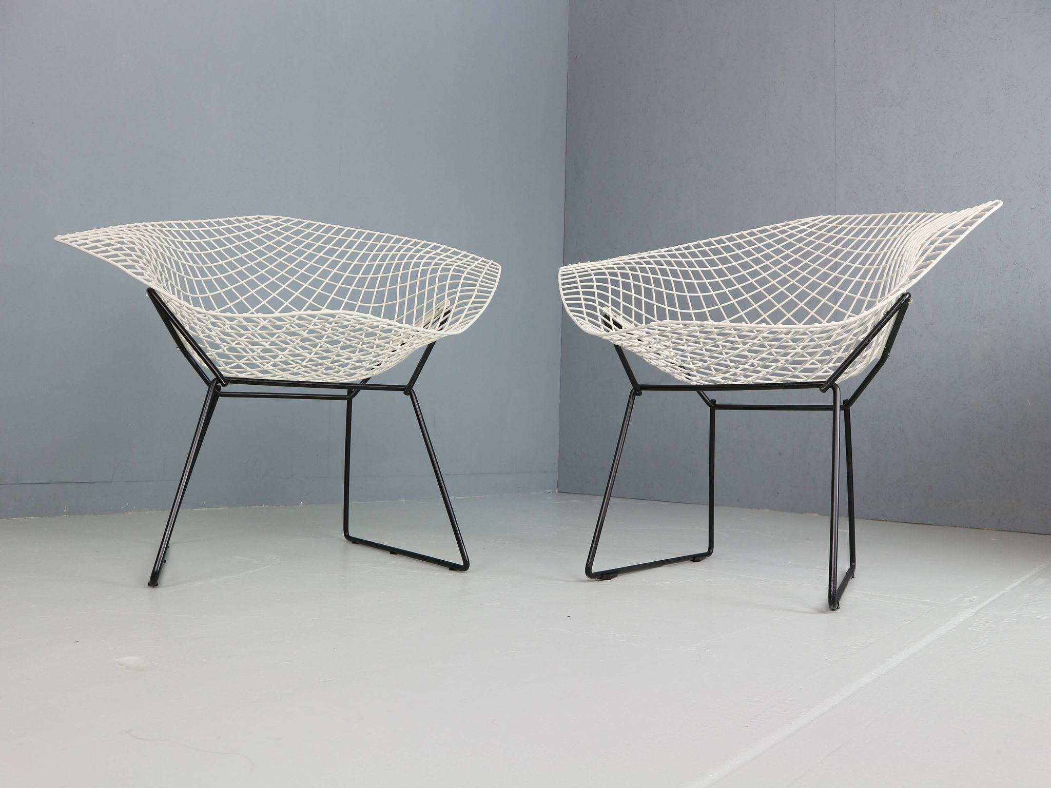 Set of two Diamond chair by Harry Bertoia in white & black metal. 1960s