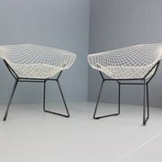 Set of two Diamond chair by Harry Bertoia in white & black metal. 1960s