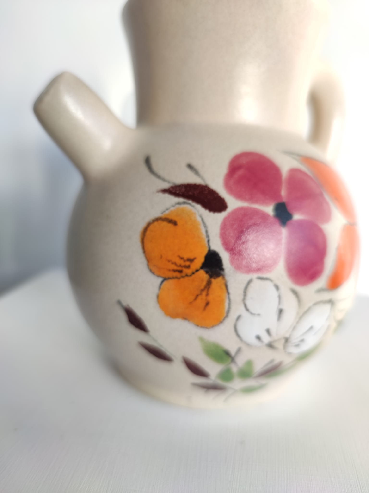 Pitcher ball in sandstone with floral pattern