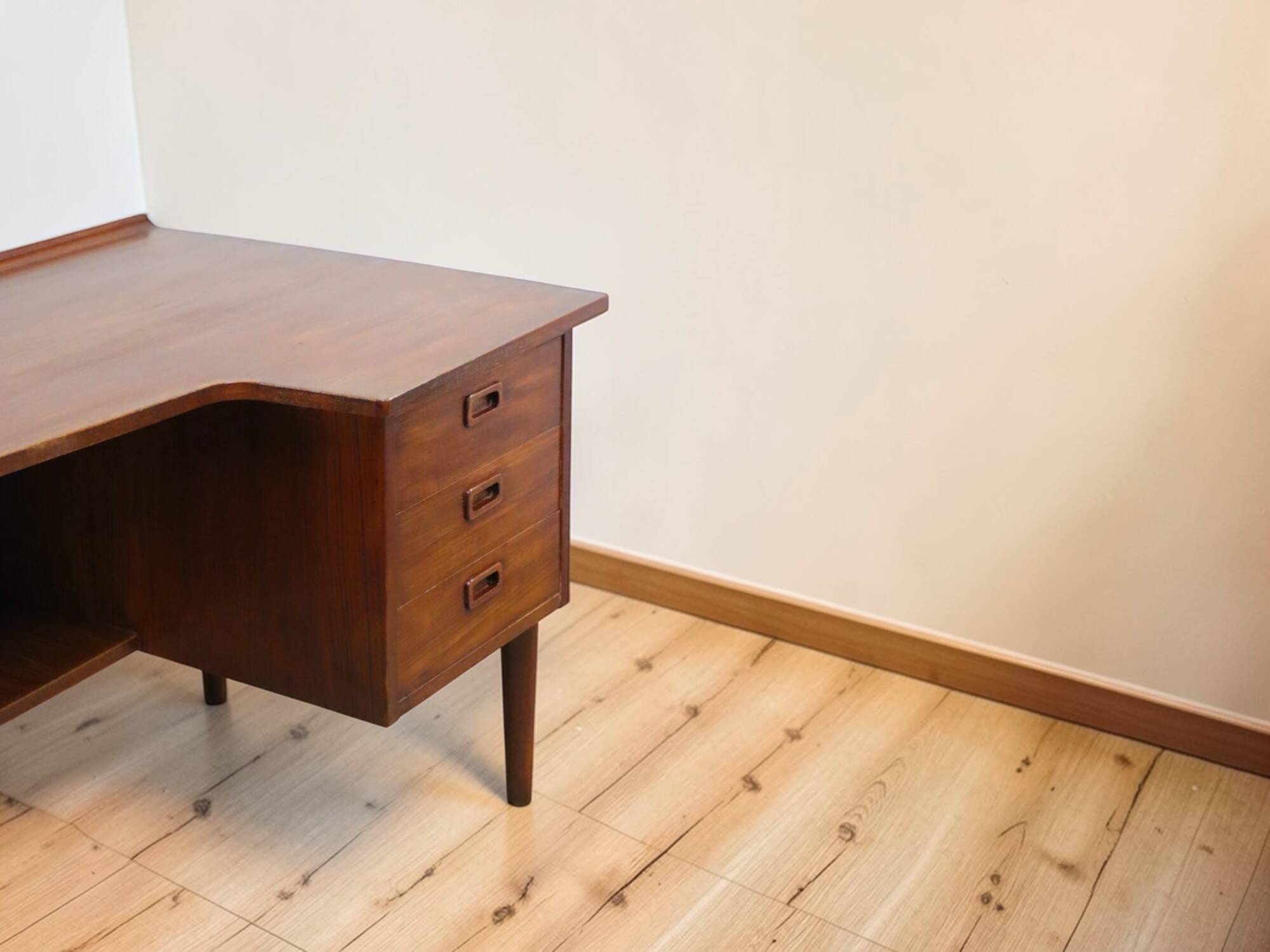 Scandinavian "boomerang" free-form desk in teak - 1960s