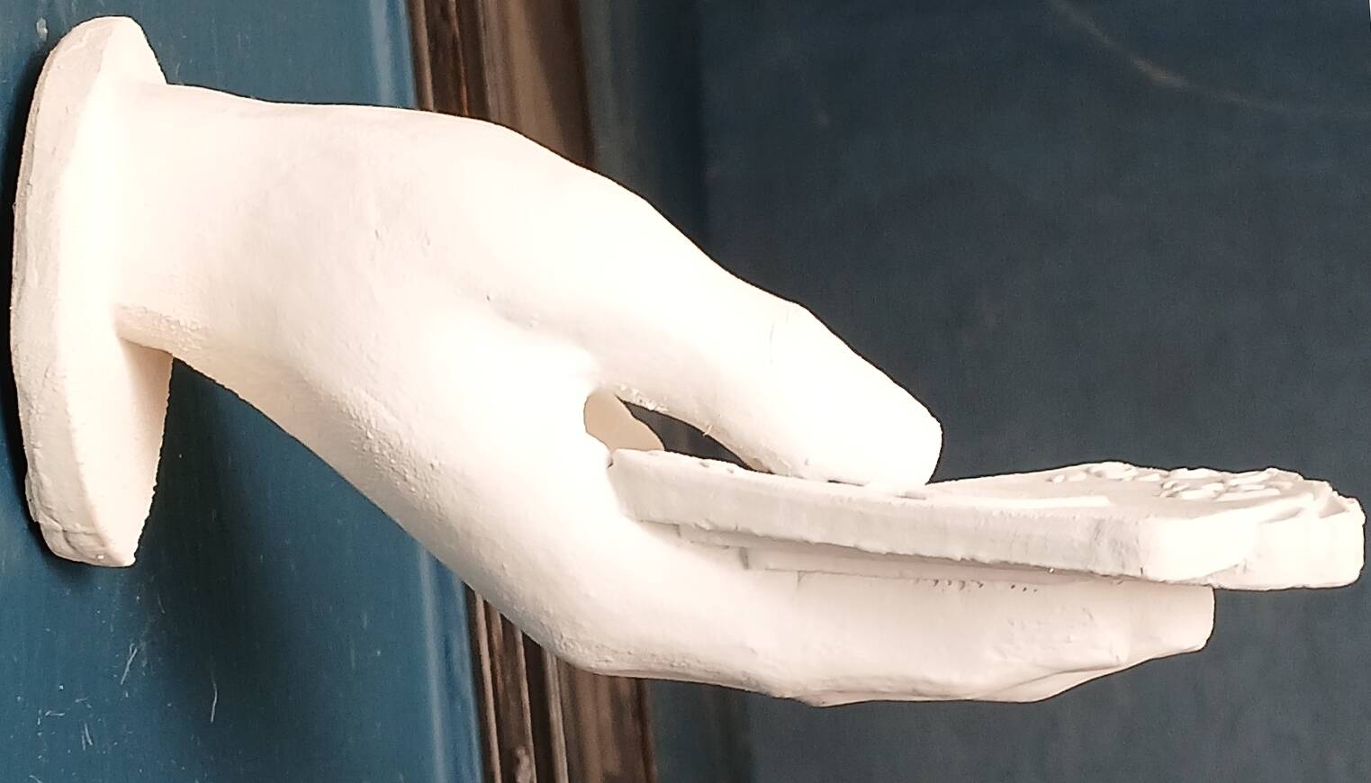 Patère murale "poker hands" en résine peinte, vers 1970