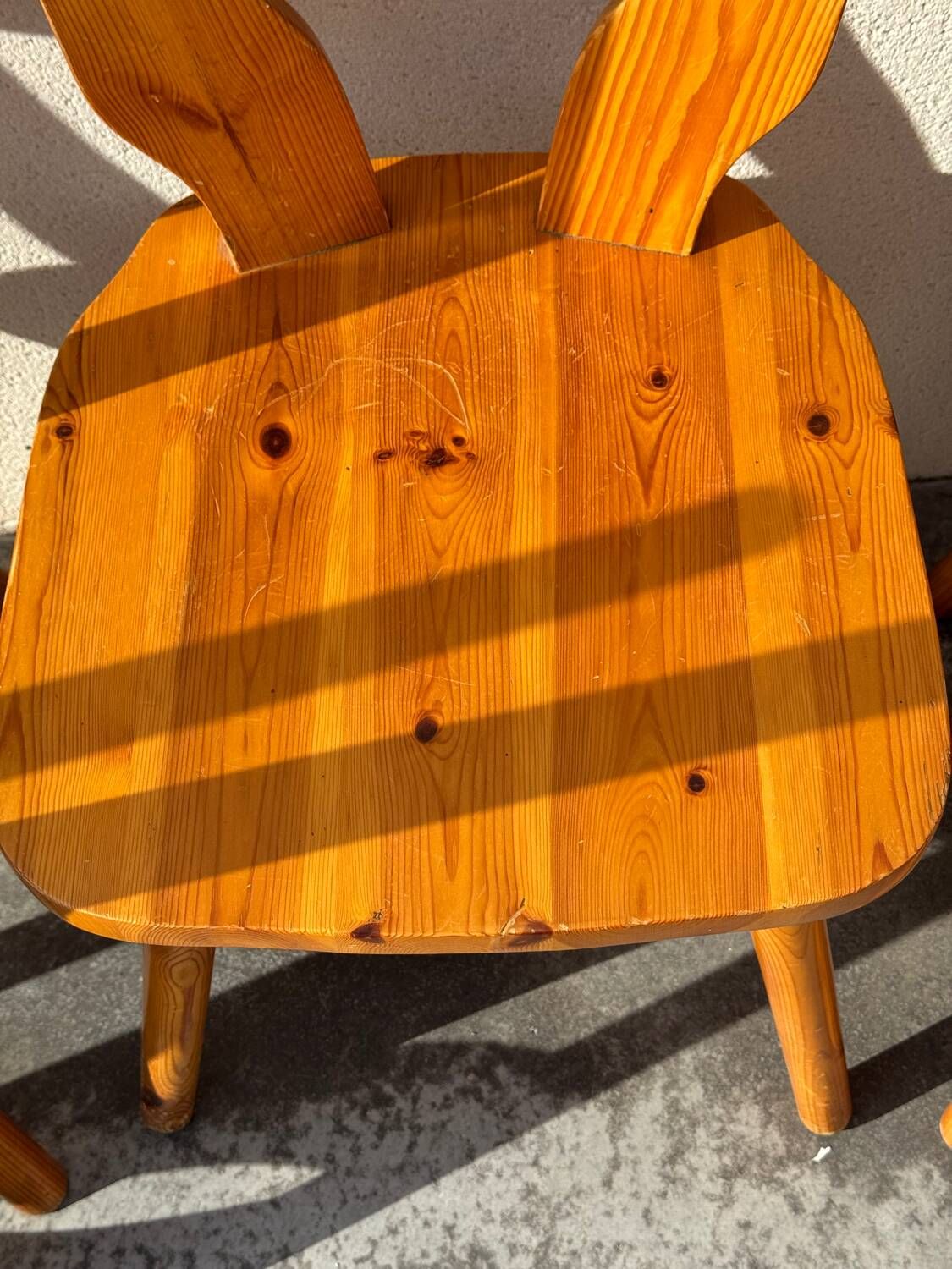 Set of 8 pine chairs in the Les Arcs design style by Charlotte Perriand from the 1970s.