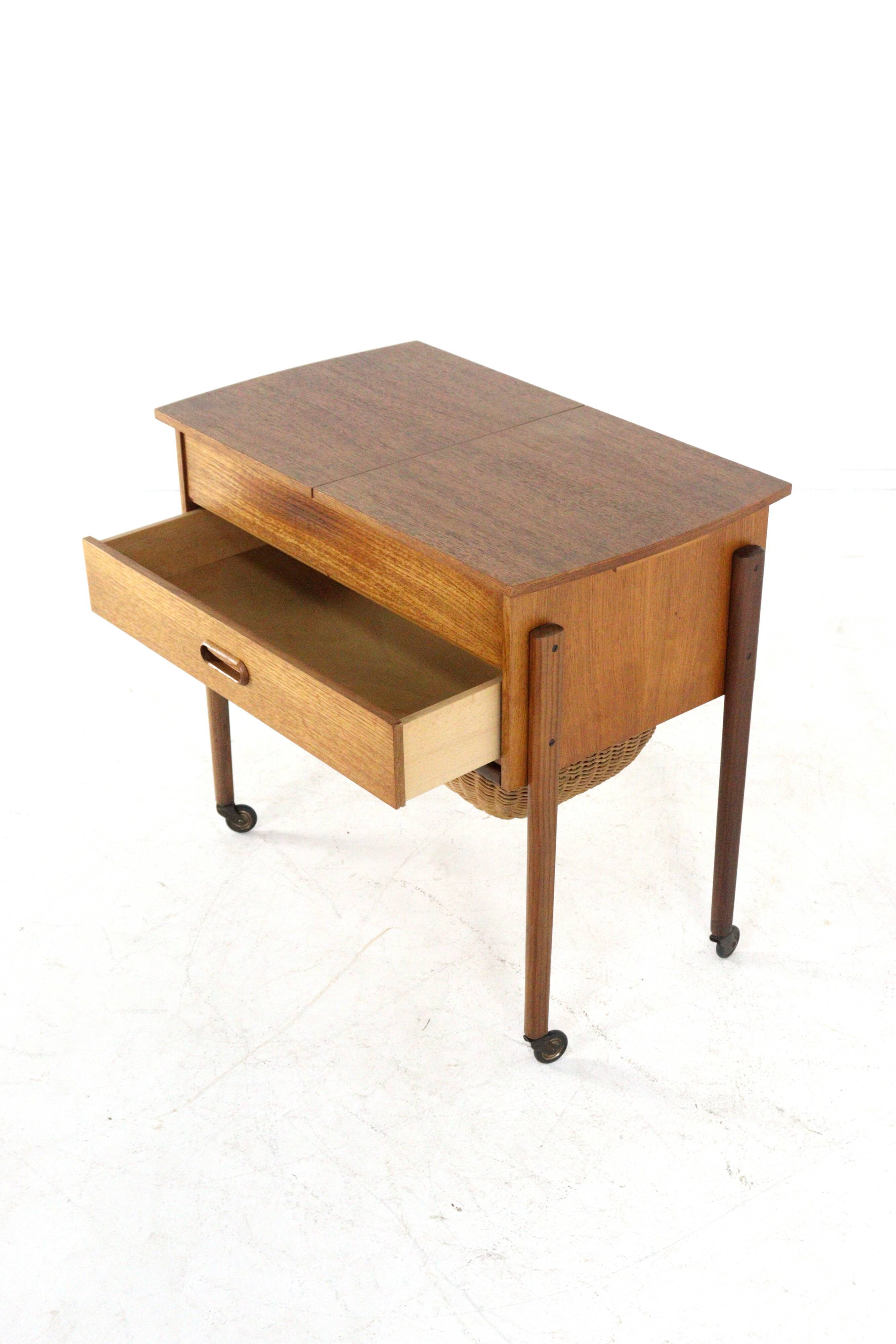 Table d'appoint / boîte de rangement pour bijoux