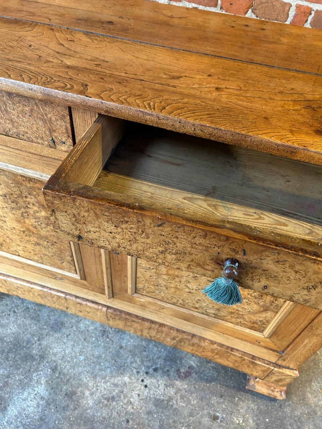 Buffet in elm veneer