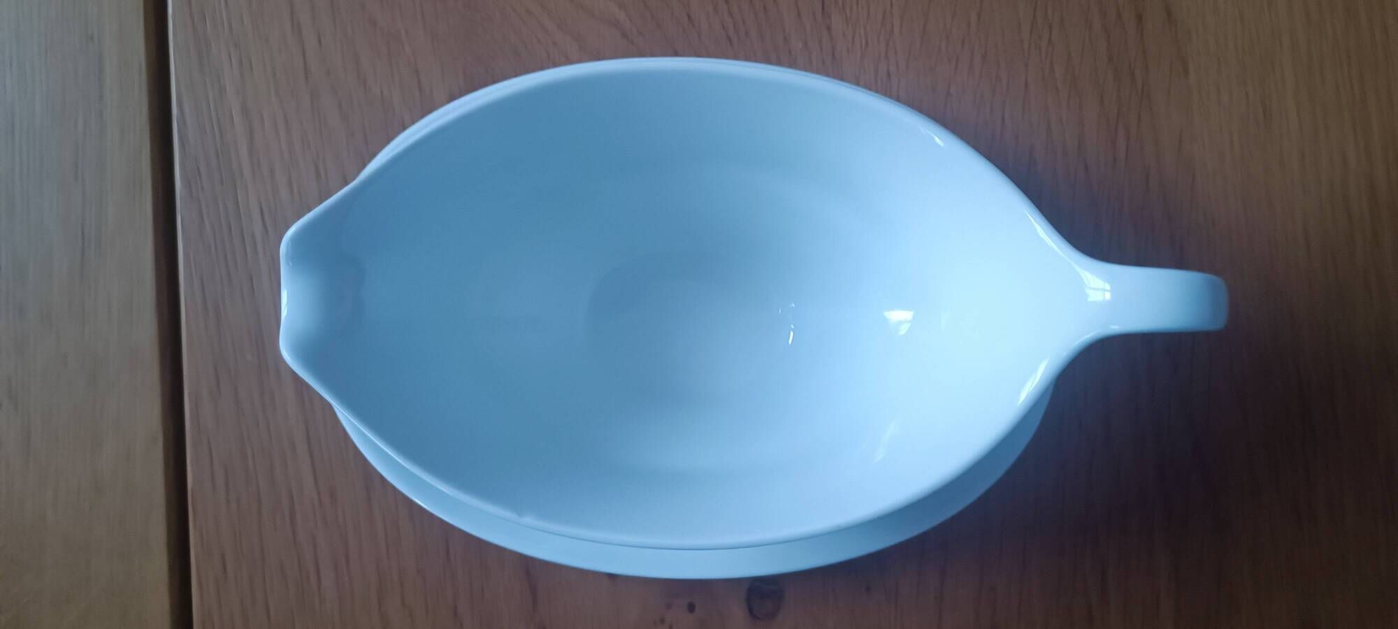 Sauceboat and dish in Bavarian porcelain by Bareuther from the year 1970.