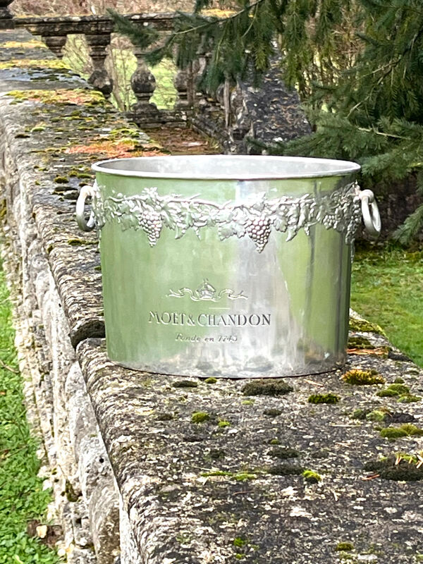 Vasque en étain Moët Chandon. Baignoire à champagne vintage en forme ovale.