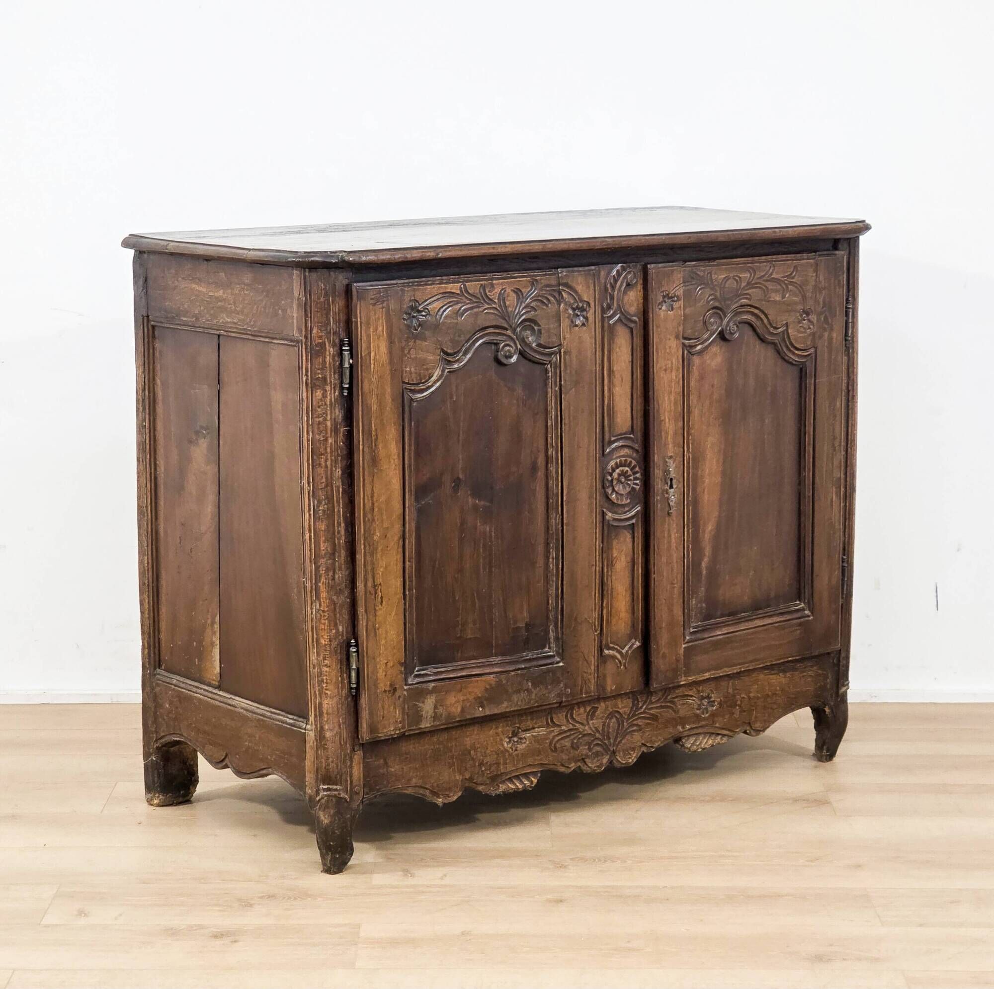 Buffet en chêne massif sculpté Louis XV - début XIXᵉ siècle