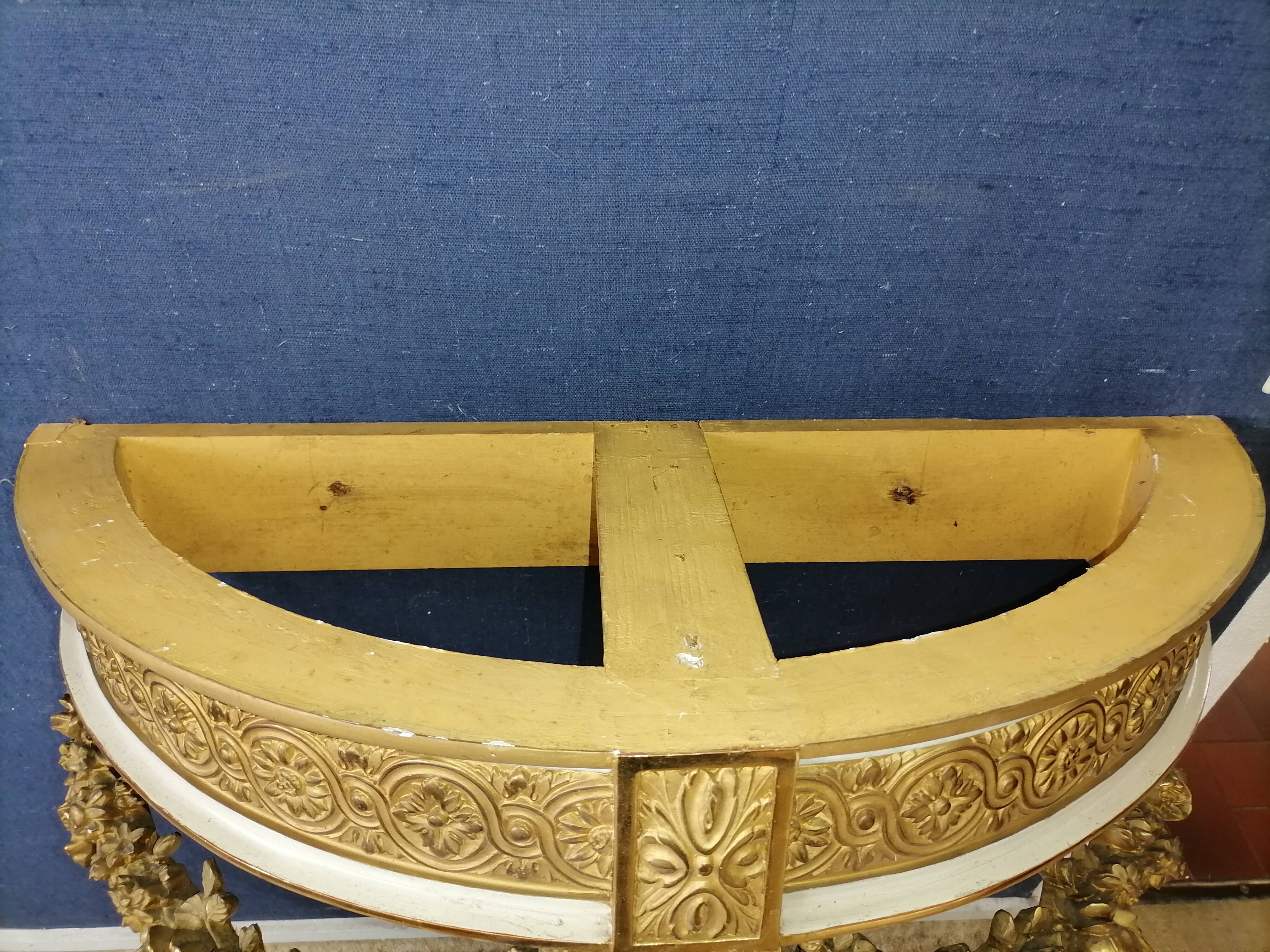 Console bois doré en applique