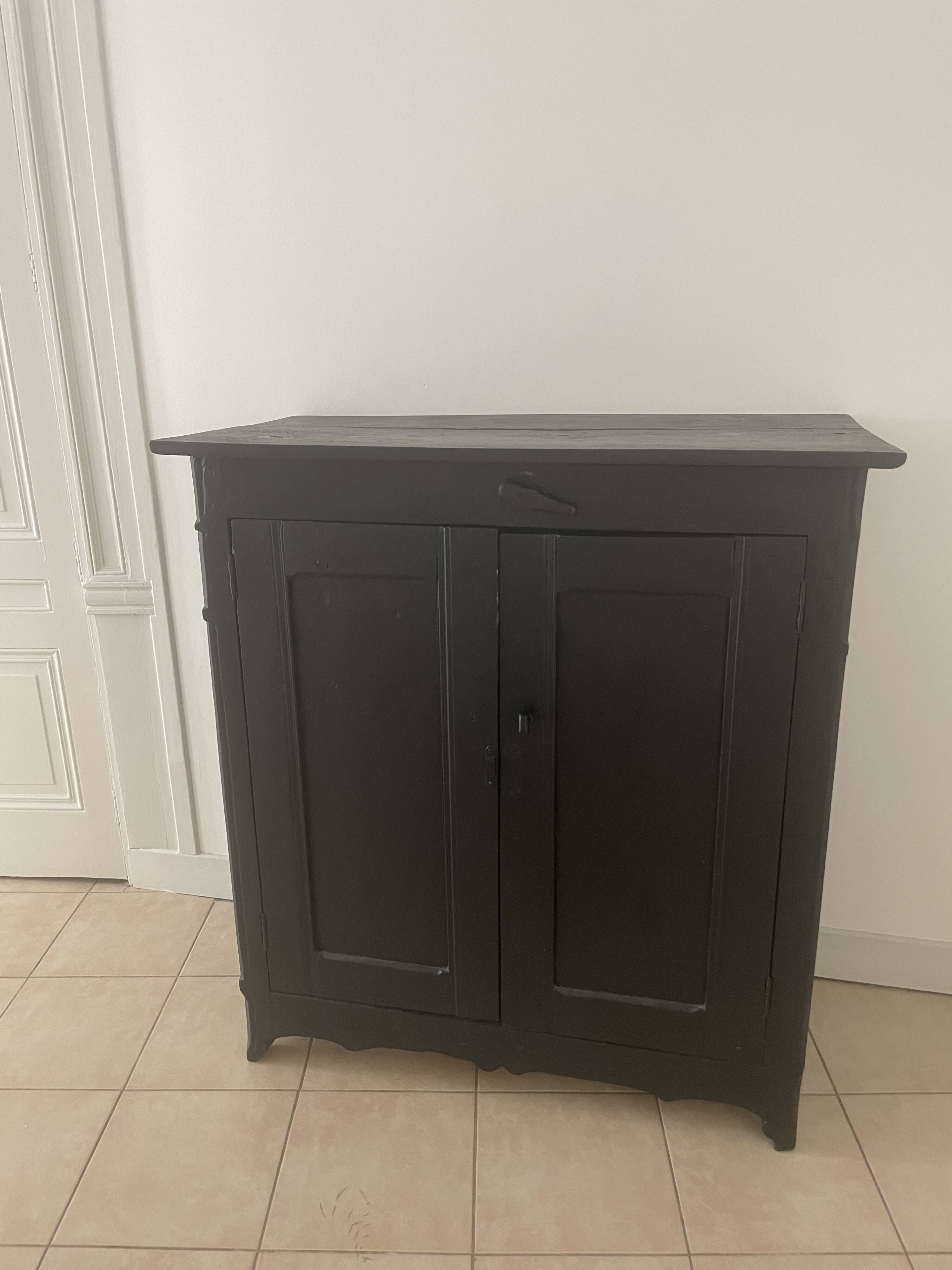 Antique chest of drawers