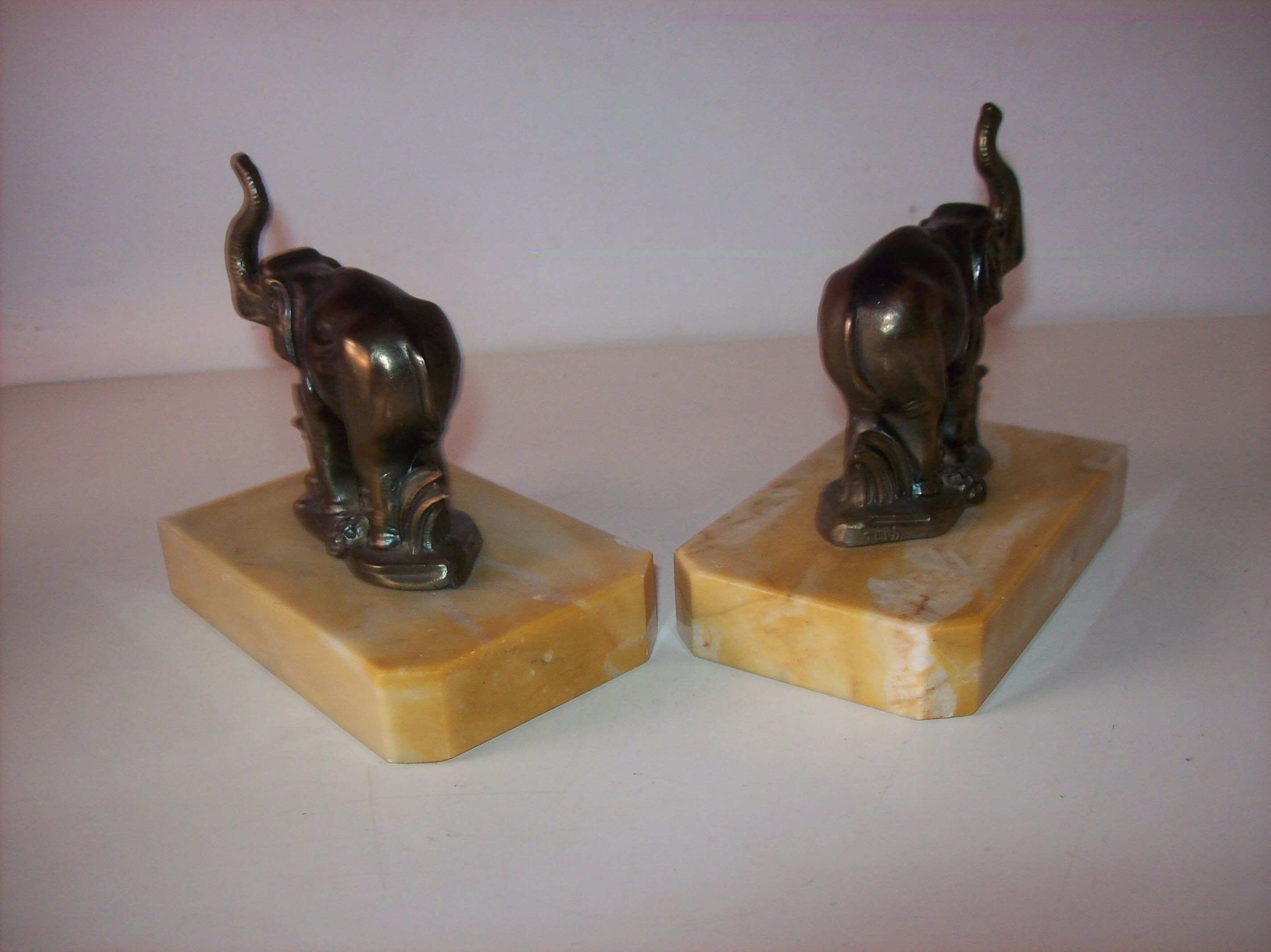 Elephant bookends