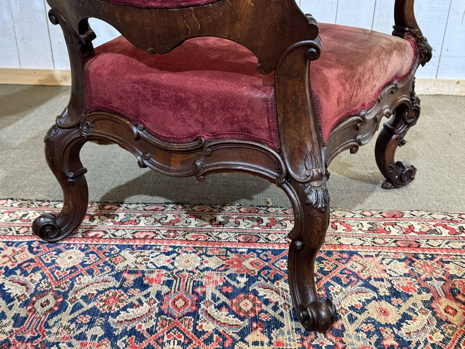 Fauteuil en acajou 19ème richement sculpté de style baroque